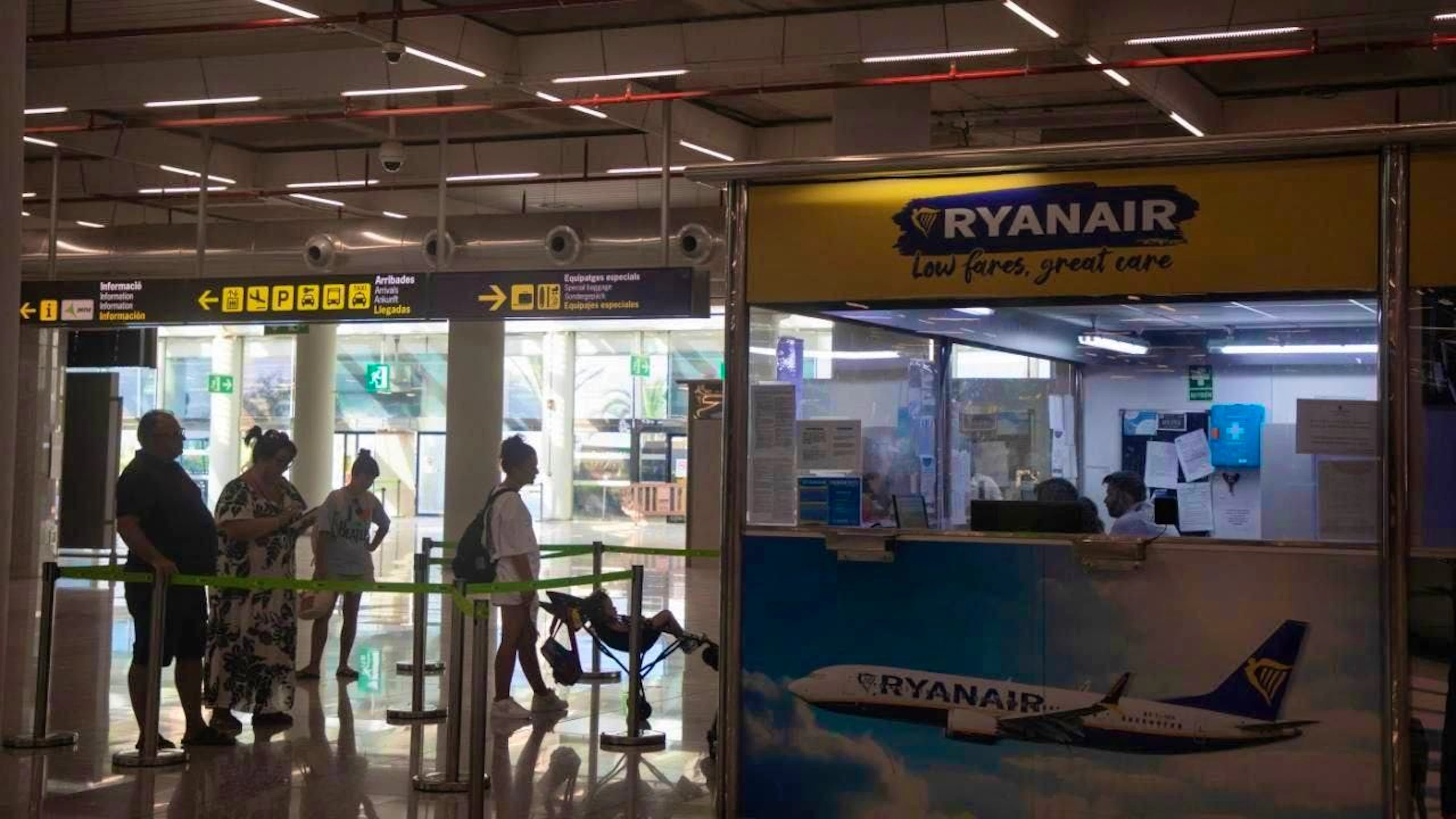 Ryanair counter at Palma de Mallorca airport. Photo: Clara Margais/dpa