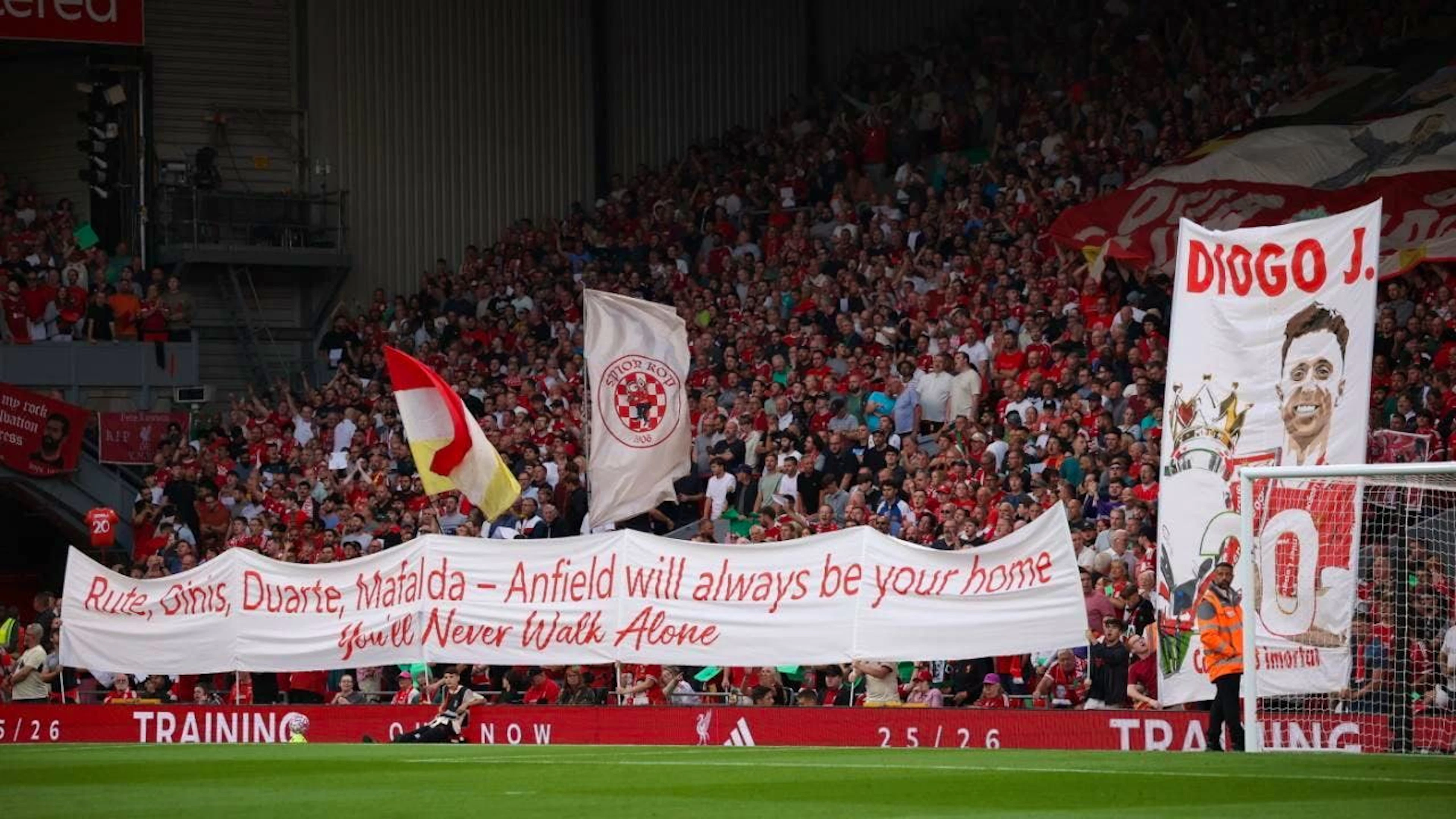 Die Liverpool-Fans gedenken Diogo Jota und seinem Bruder André Silva, die Anfang Juli bei einem Autounfall in Spanien ums Leben gekommen waren