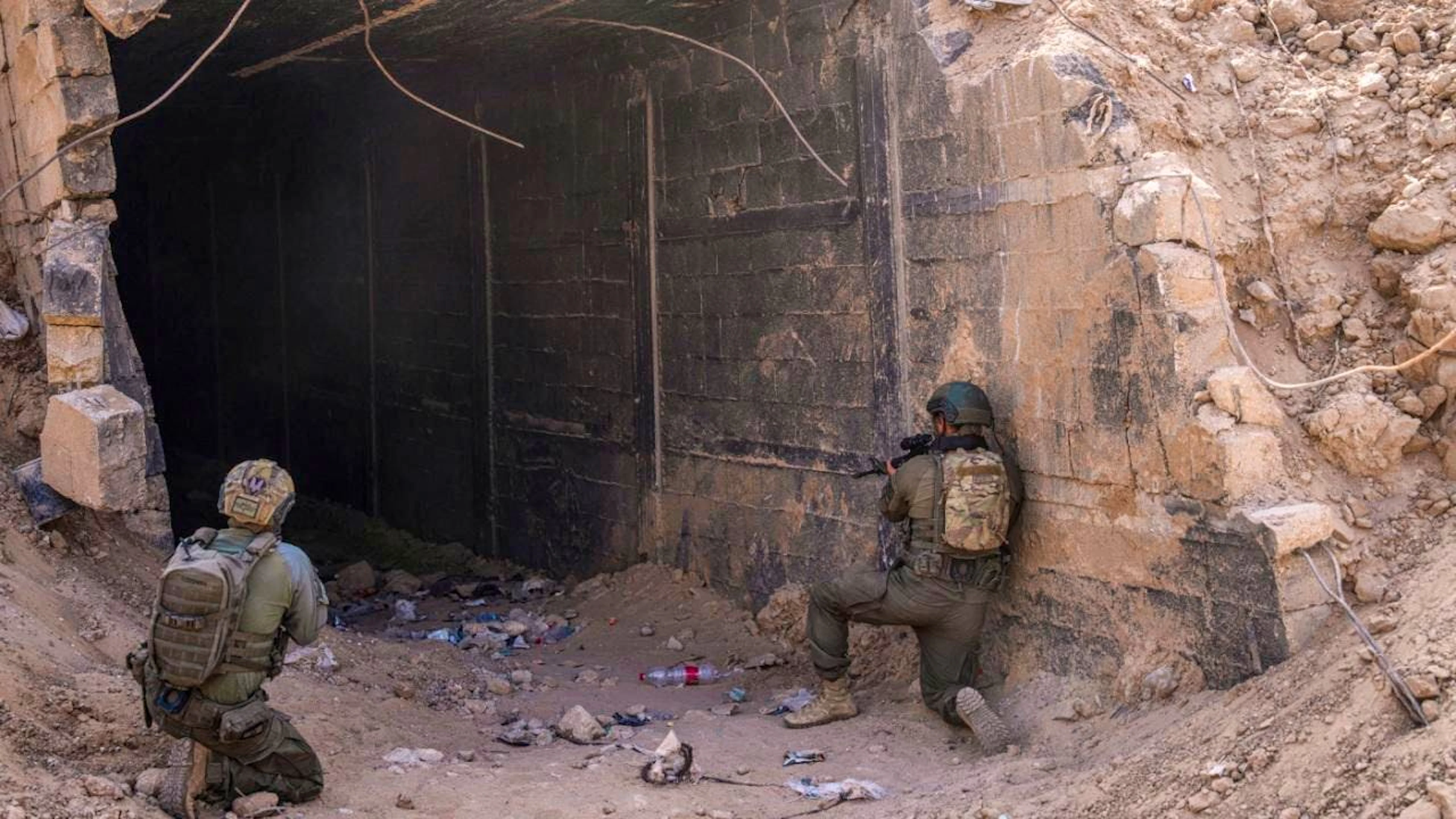 ARCHIV - Israelische Soldaten bewachen den Eingang eines Tunnels im Gazastreifen. Foto: Ilia Yefimovich/dpa/Archivbild