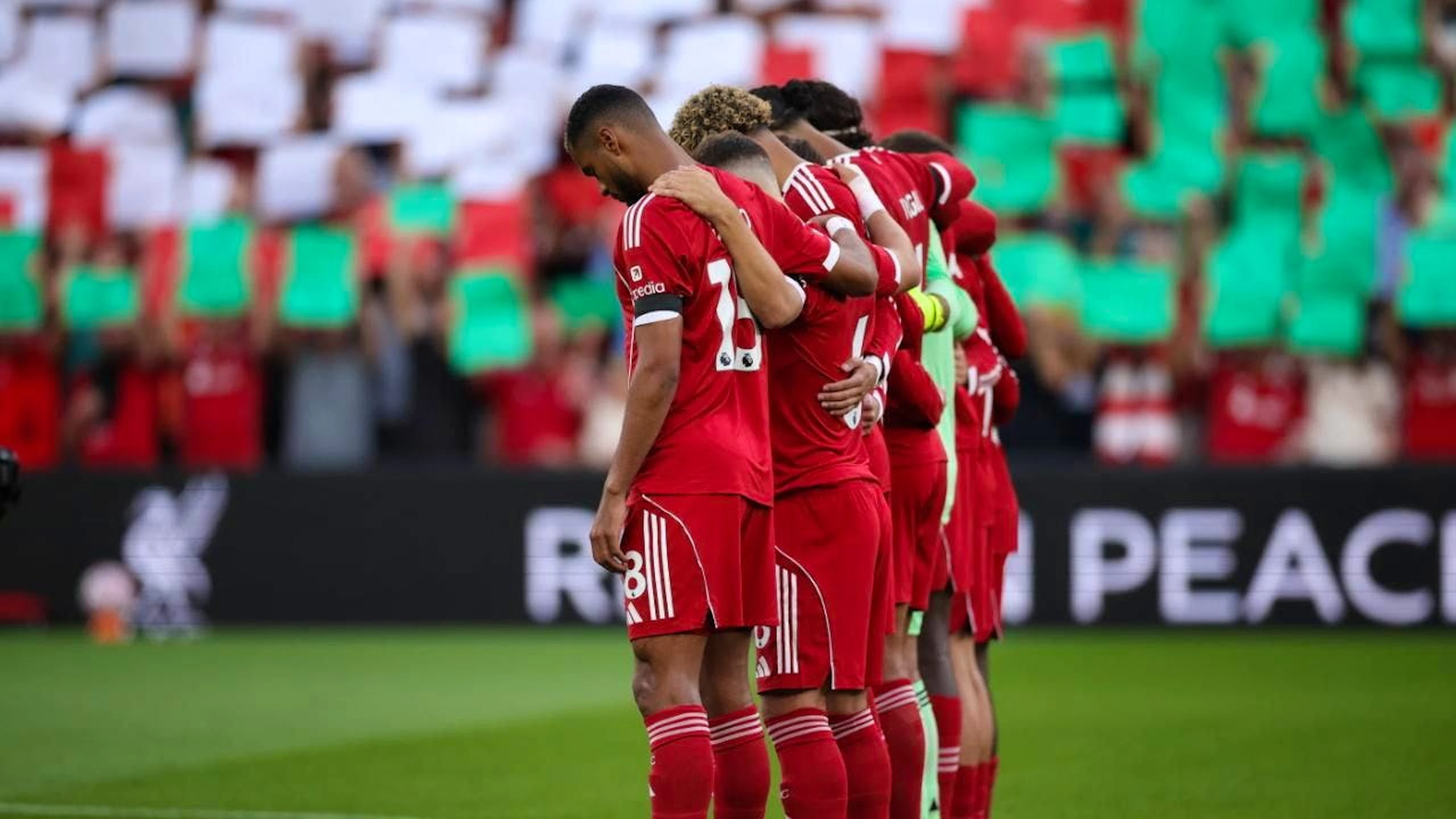 Vor dem Auftaktspiel wurde im Stadion Anfield eine Schweigeminute abgehalten