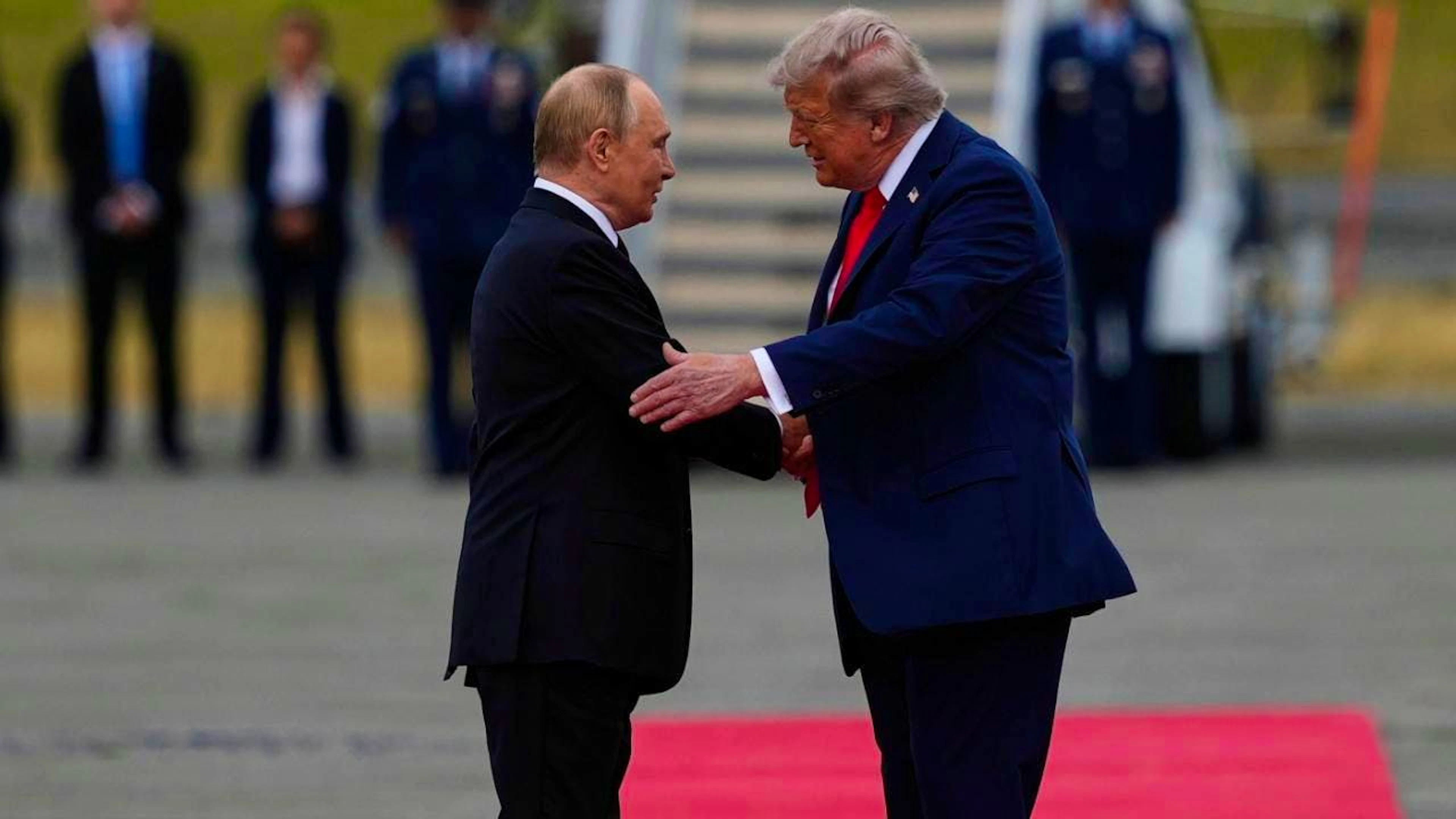US-Präsident Donald Trump begrüßt den russischen Präsidenten Wladimir Putin auf der Joint Base Elmendorf-Richardson. Foto: Julia Demaree Nikhinson/AP/dpa