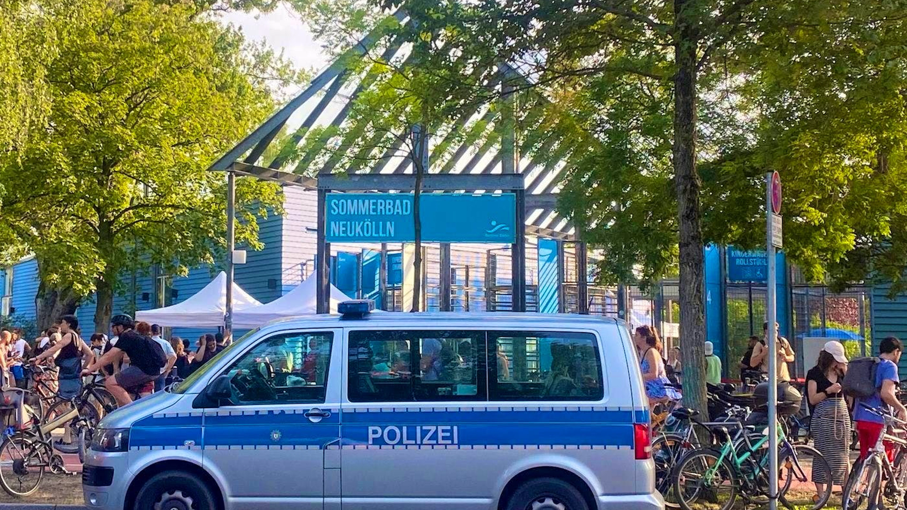 A police operation has been launched following an altercation at the Neukölln summer swimming pool.