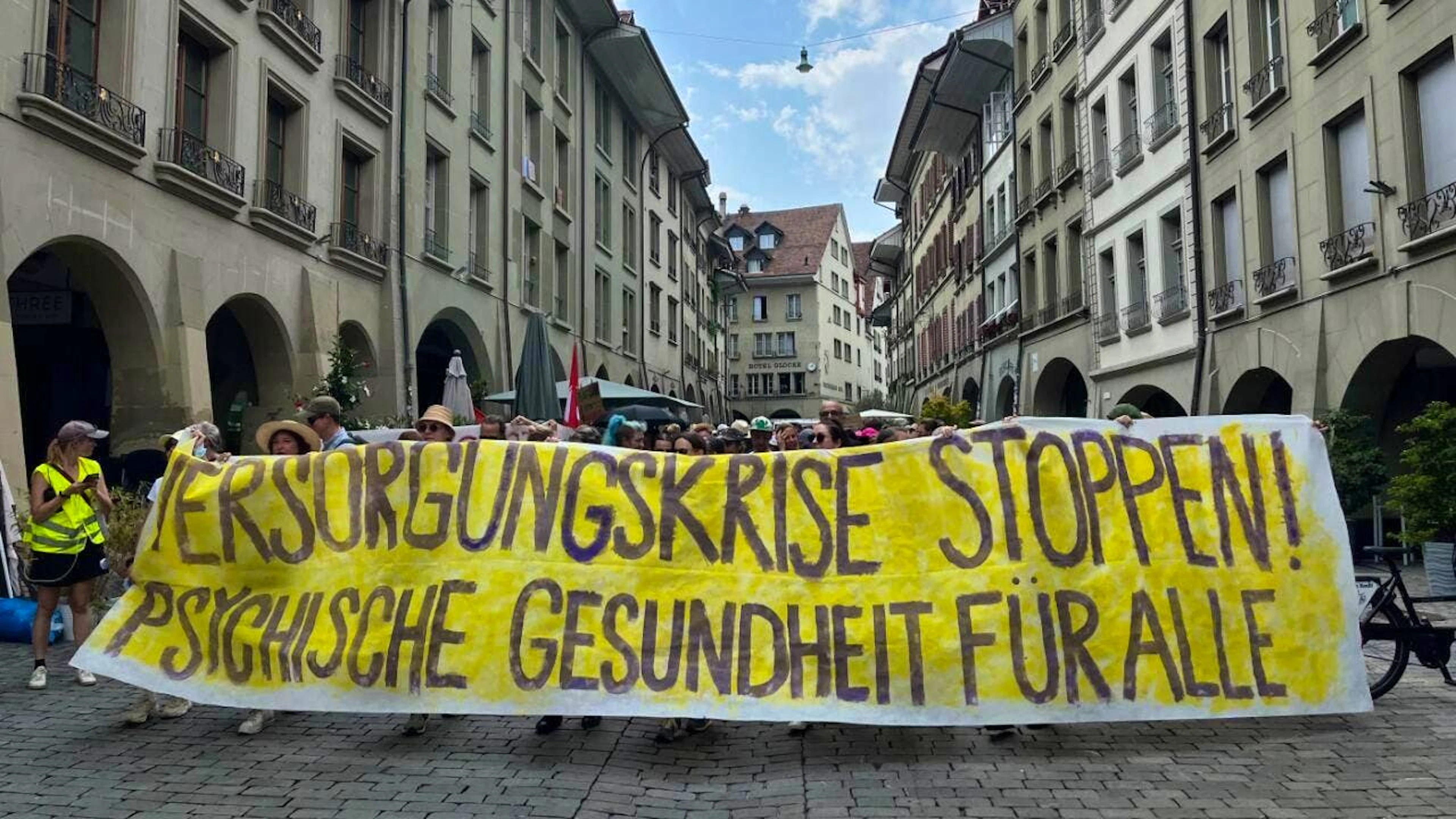 "Faire Versorgung, faire Tarife" und "Psychotherapie statt Bürokratie" forderten die Demonstrantinnen und Demonstranten lautstark auf ihrem Weg durch die Berner Altstadt.
