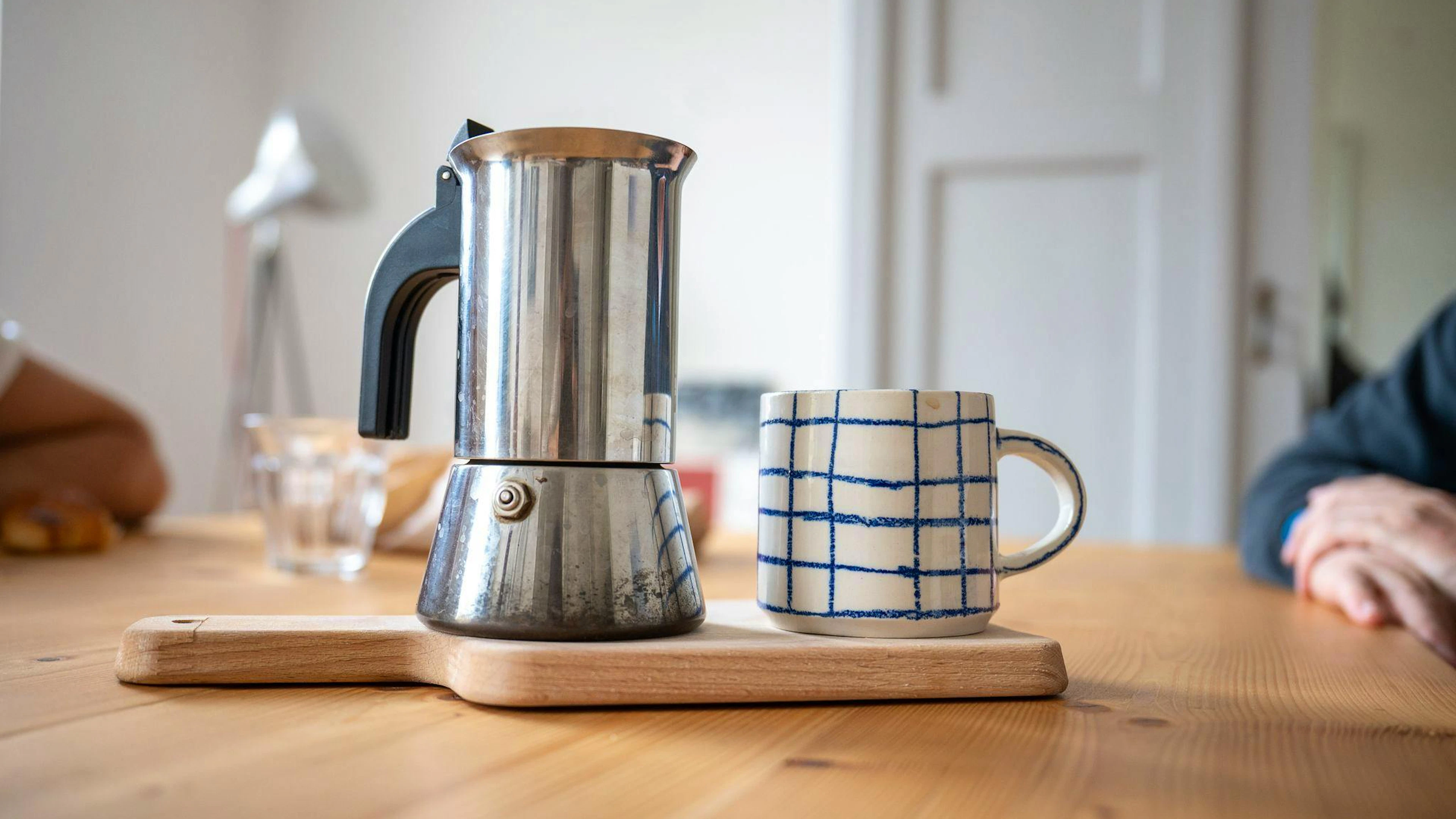 Kaffee ist immer fein. Aber Koffein kann entwässernd wirken. Dennoch besser als aufs Trinken verzichten.