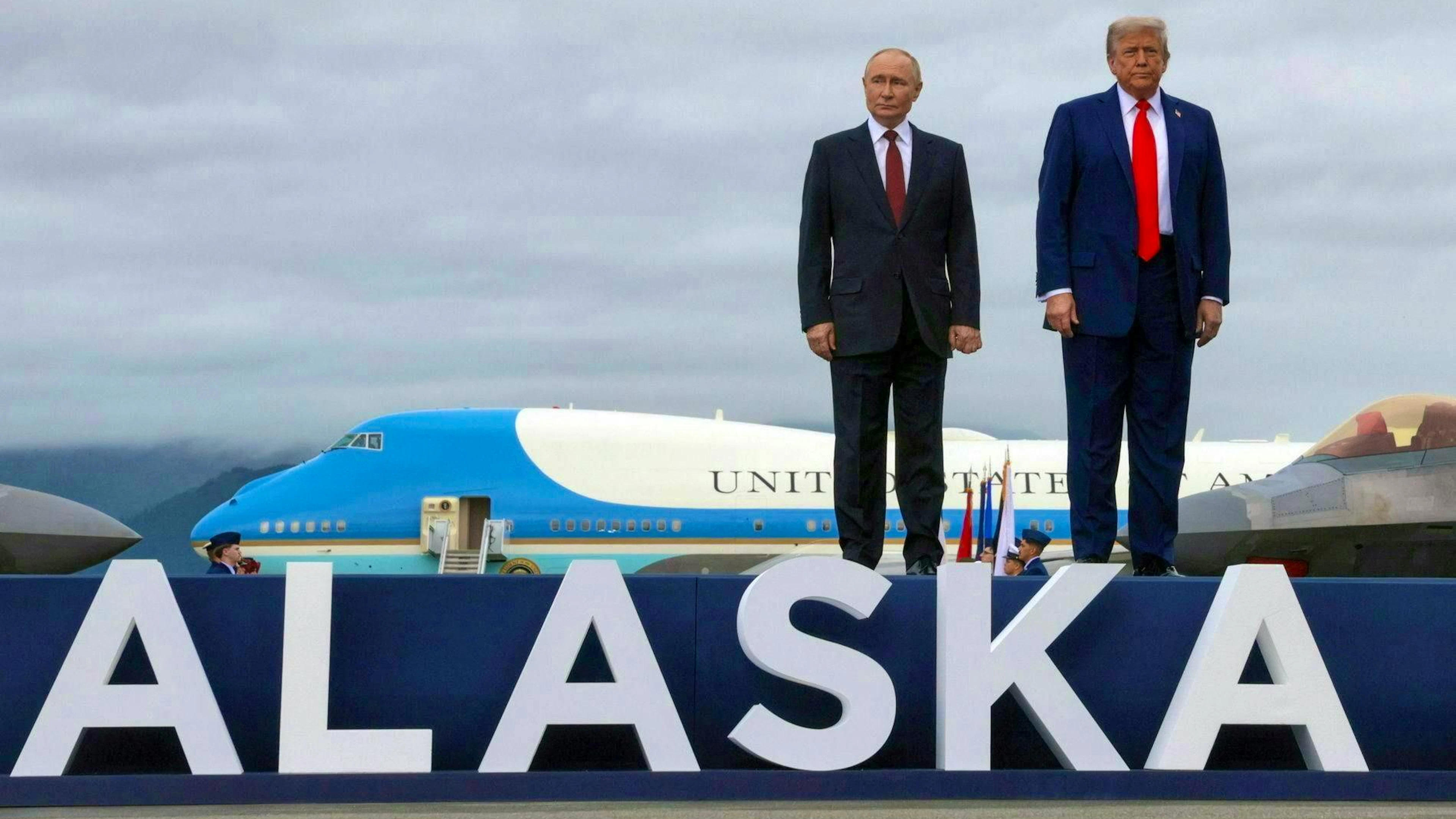 Vladimir Putin (a sinistra) e Donald Trump il 15 agosto ad Anchorage.