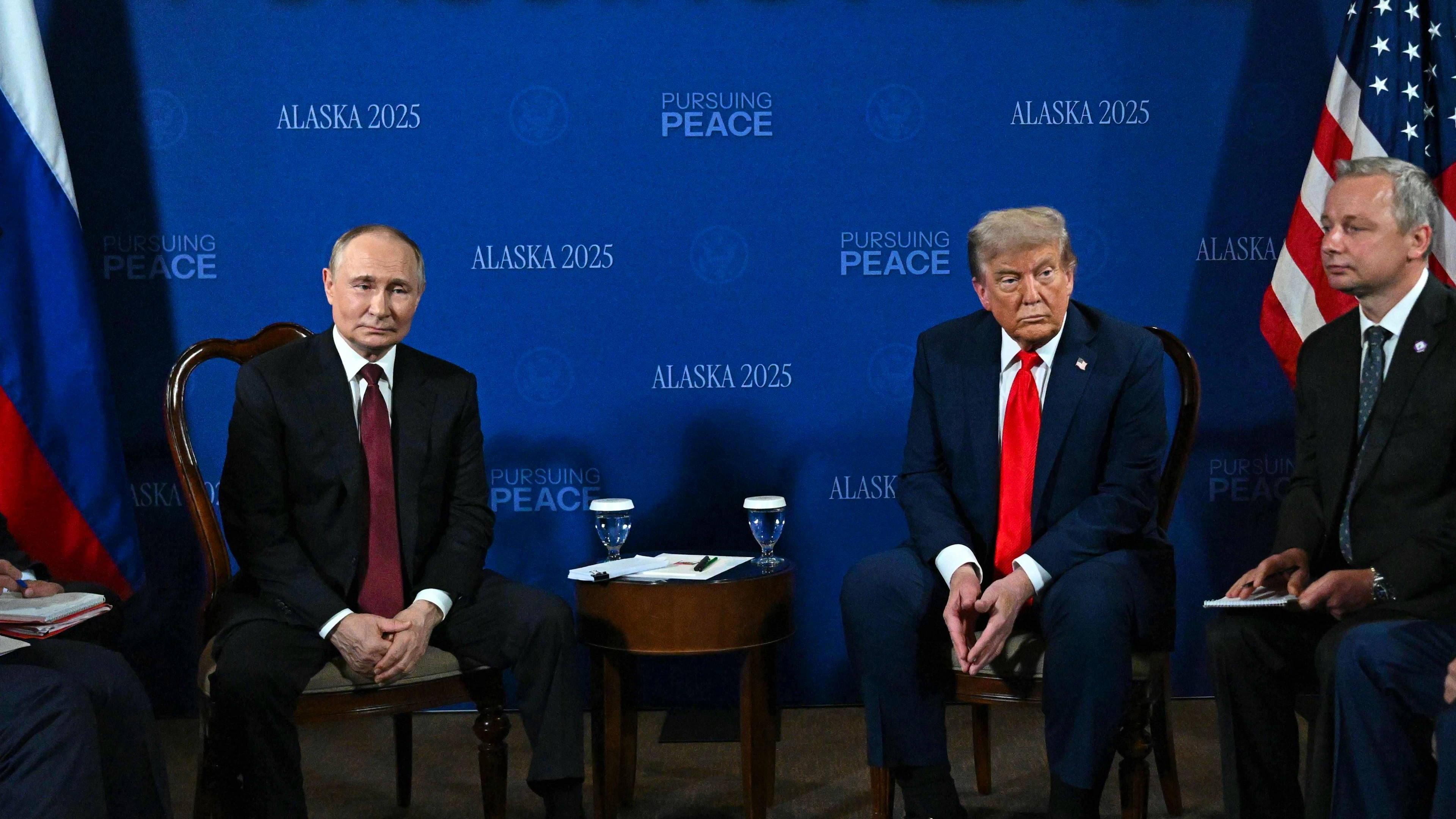 Il presidente russo Vladimir Putin e quello statunitense Donald Trump durante il loro incontro a Anchorage.