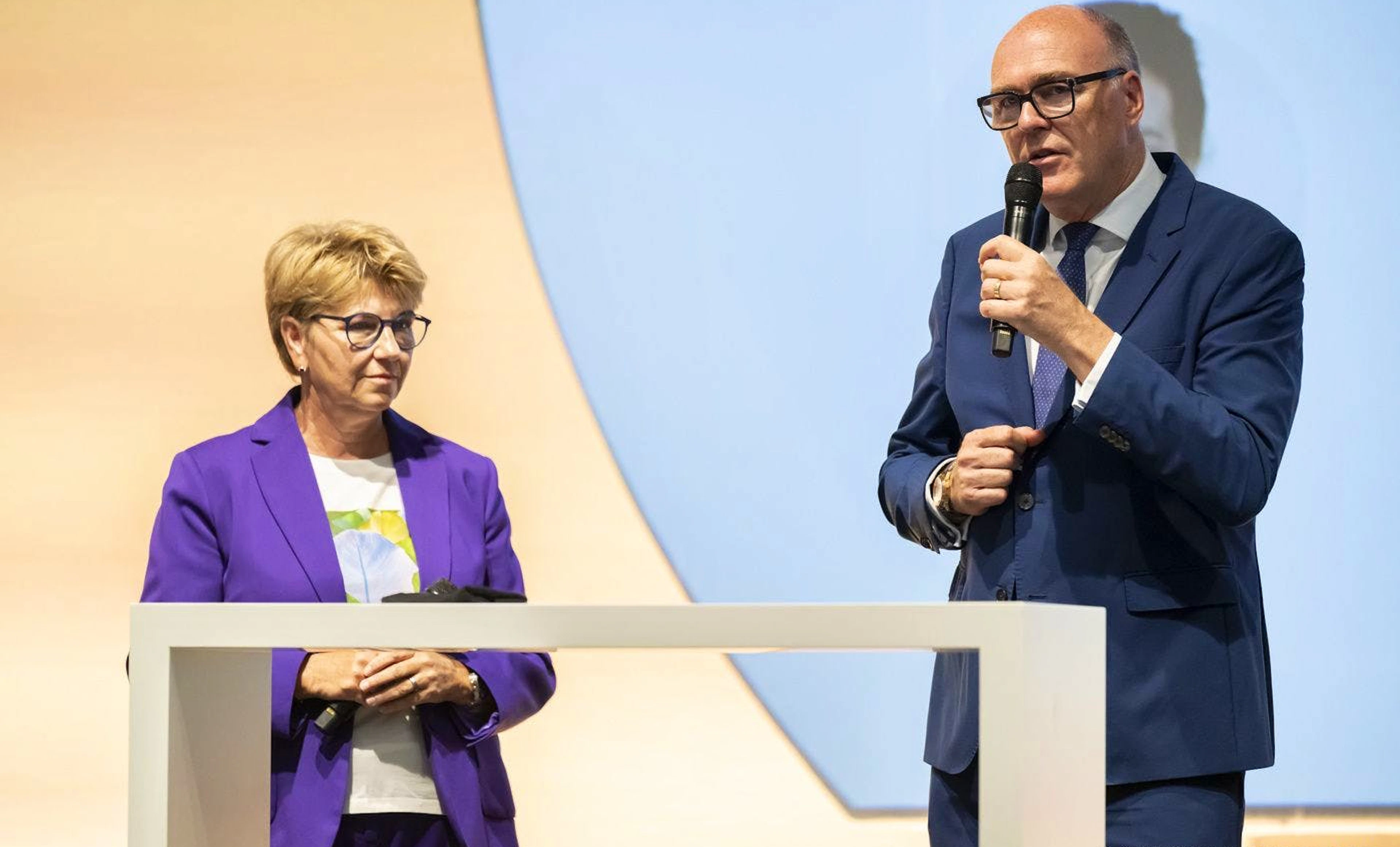 Bundesrat Martin Pfister (r.) neben Alt-Bundesrätin Viola Amherd (l.). Unter Amherd publizierte das VBS regelmässig «Richtigstellungen» zum Kampfjet F-35.