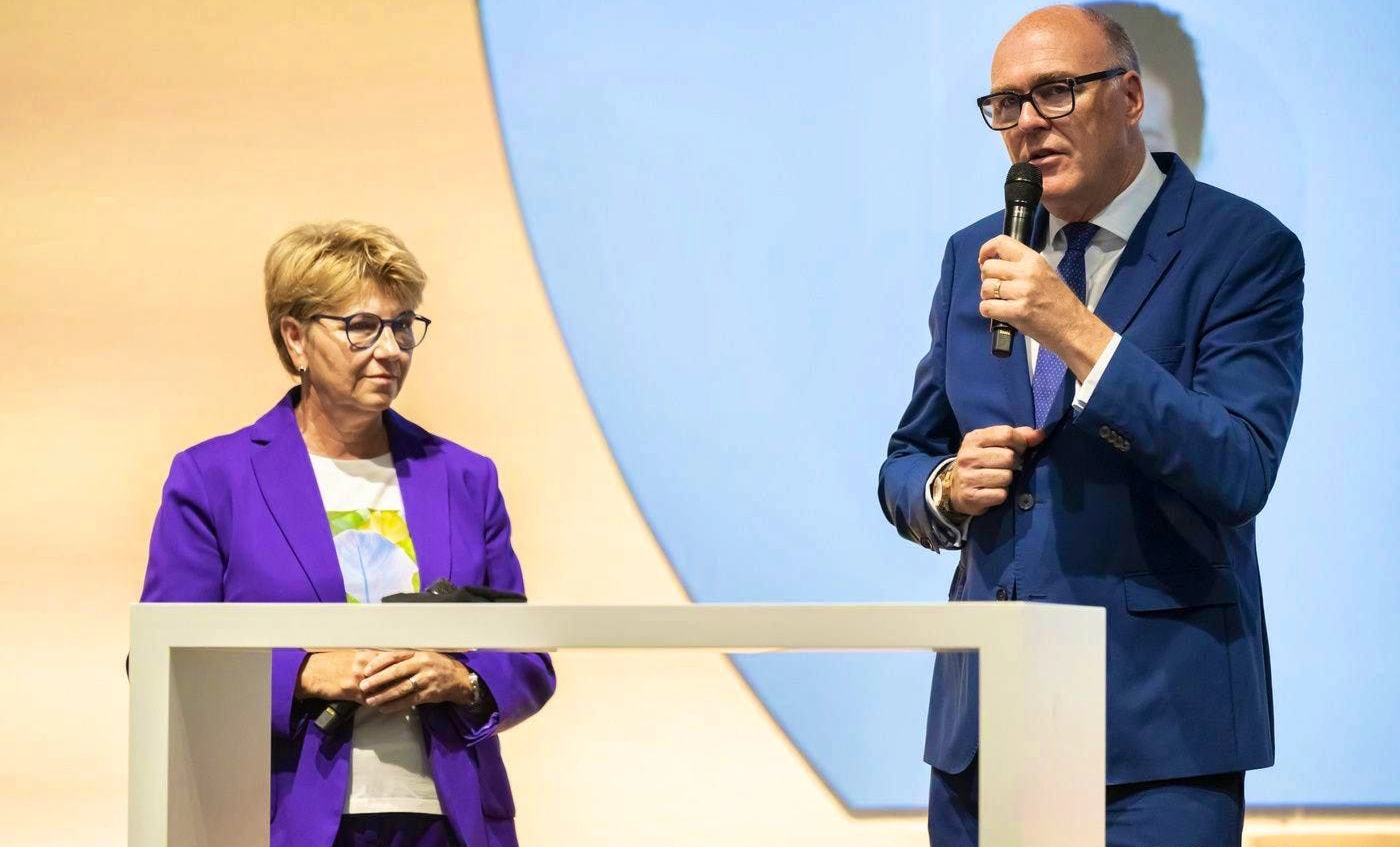 Federal Councillor Martin Pfister (right) next to former Federal Councillor Viola Amherd (left). Under Amherd, the DDPS regularly published "corrections" on the F-35 fighter jet.