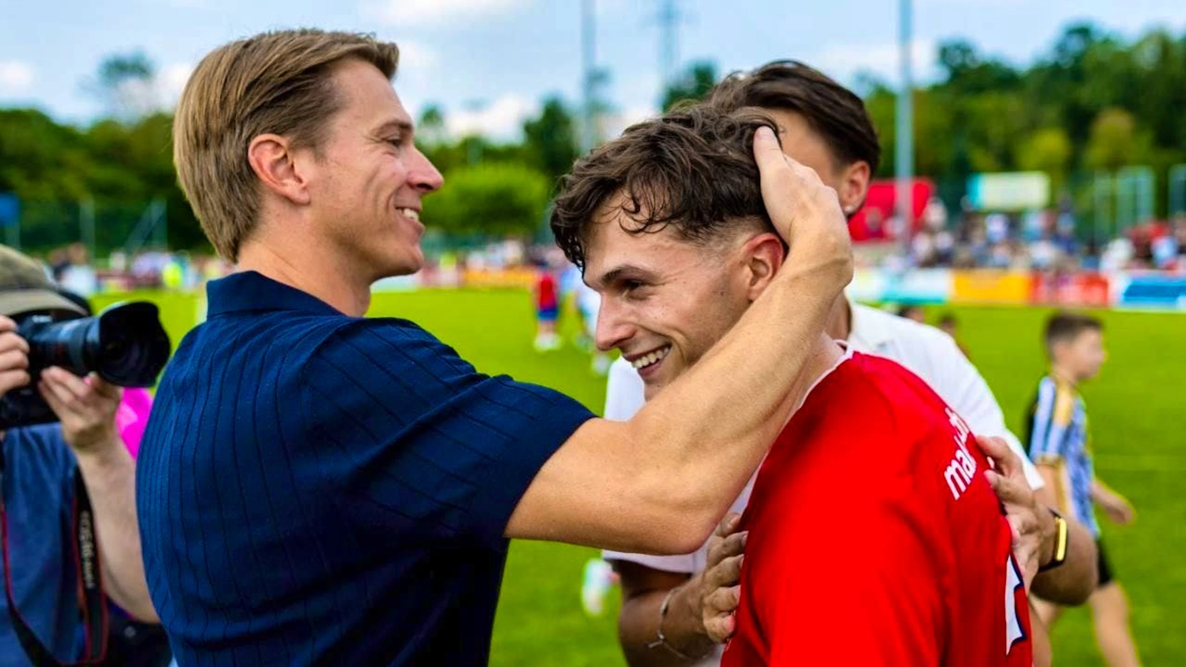 Cham's scorer Joël Ris is congratulated by coach Pascal Nussbaumer