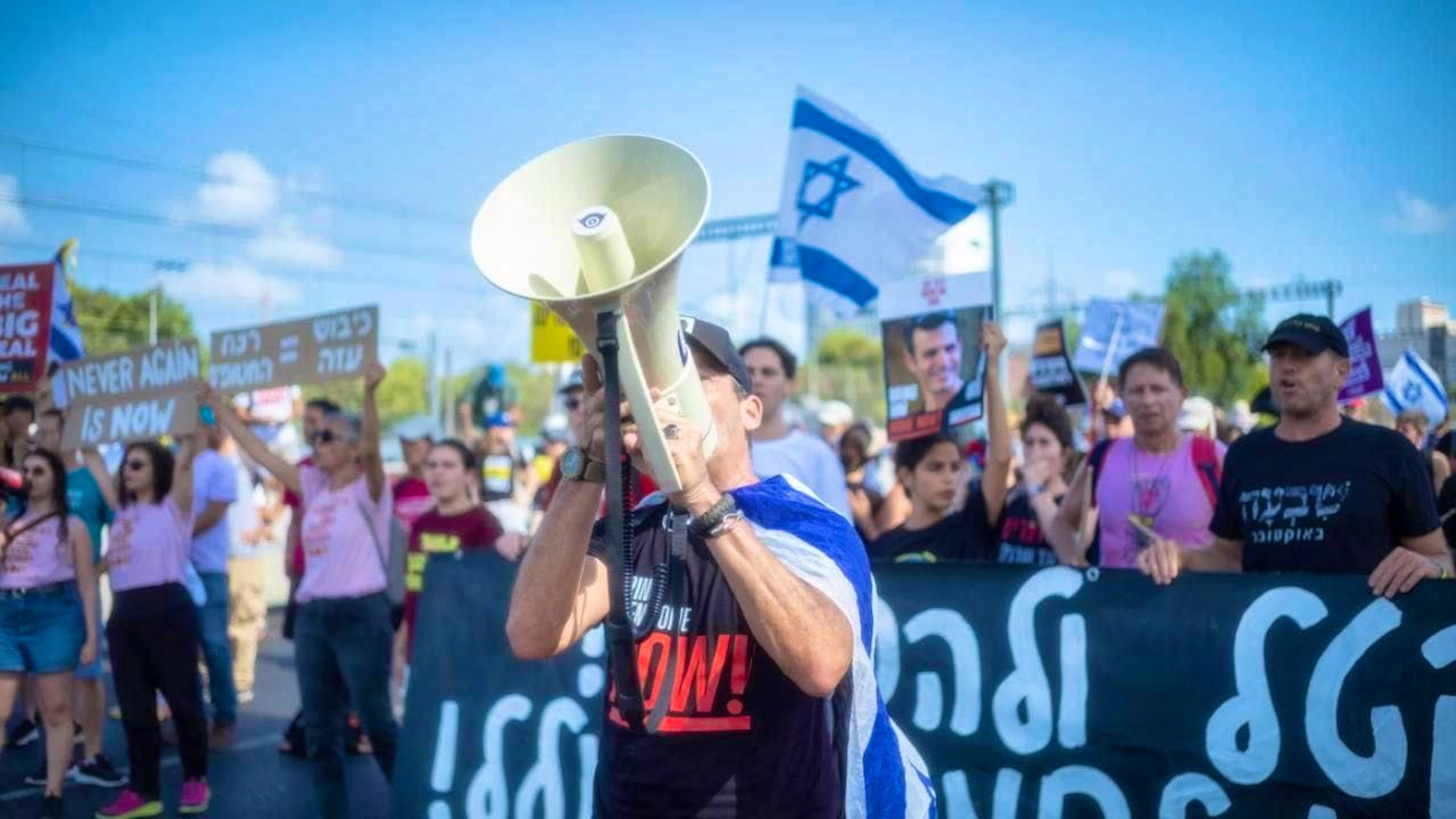 Israelis protest and block roads in Tel Aviv. Photo: ILIA YEFIMOVICH/dpa