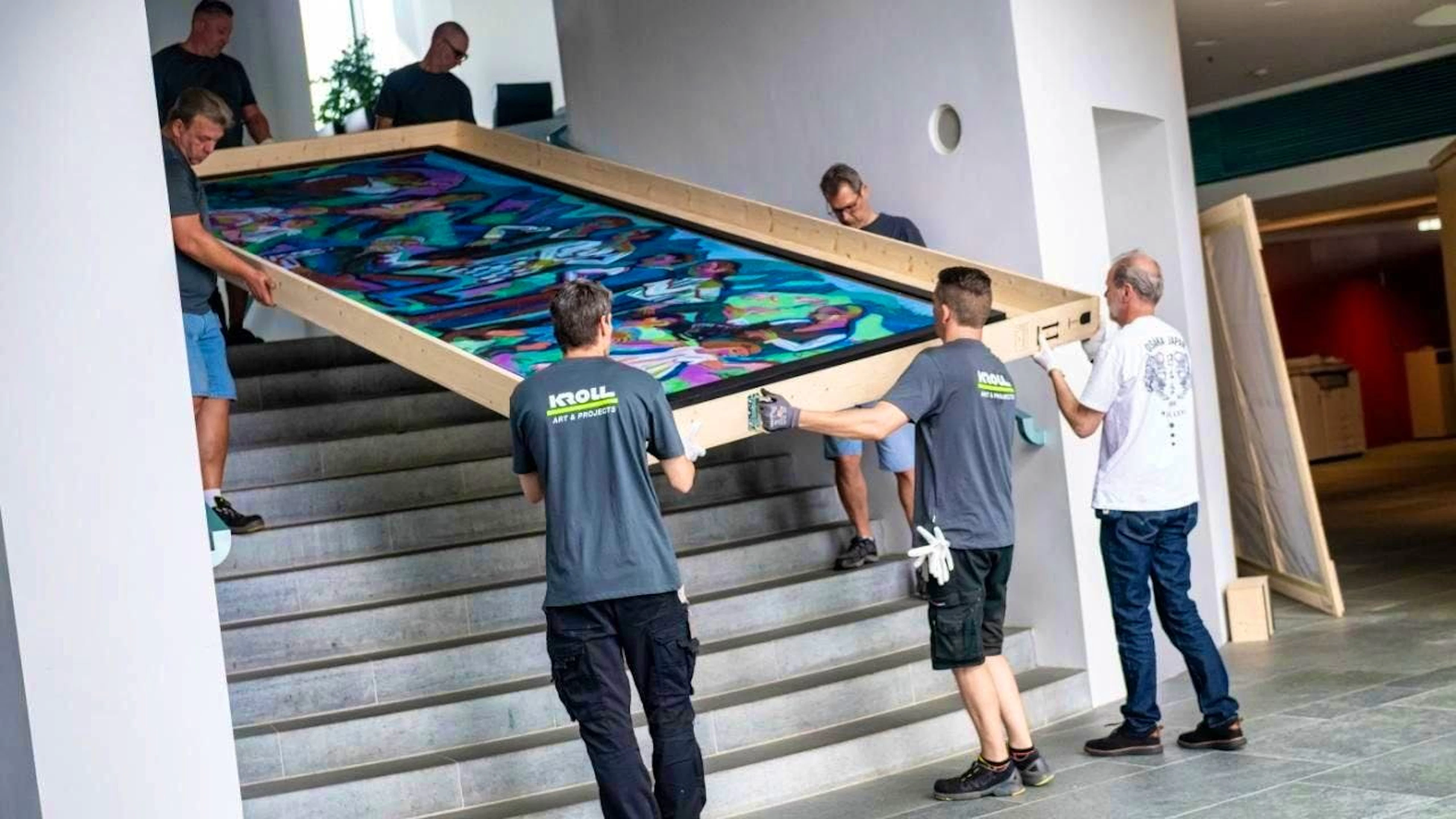 The painting "Sunday of the Mountain Farmers" by Ernst-Ludwig Kirchner is carried out of the Federal Chancellery. It is now traveling to Bern, where it will be shown to the public together with its counterpart in the Museum of Art from September.