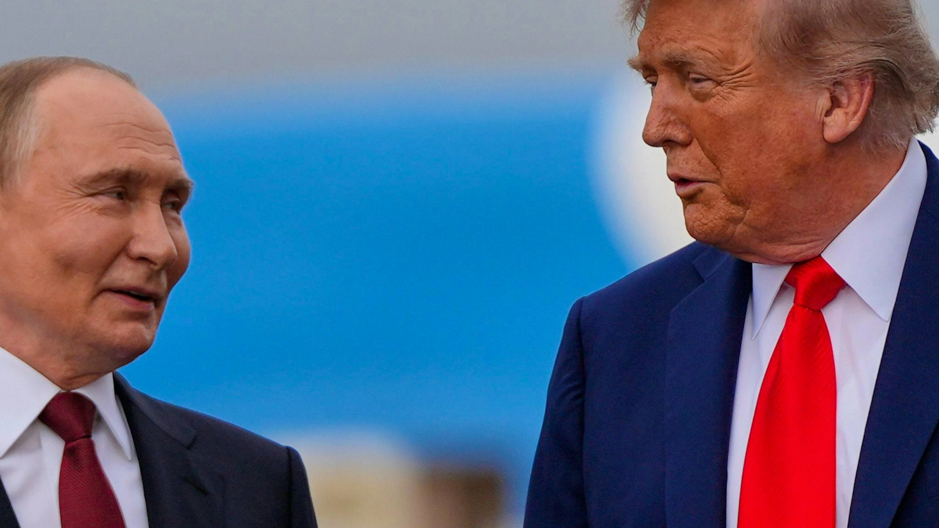 Gerade noch hat Trump Kremlchef Putin den roten Teppich ausgerollt. (Archivbild) 