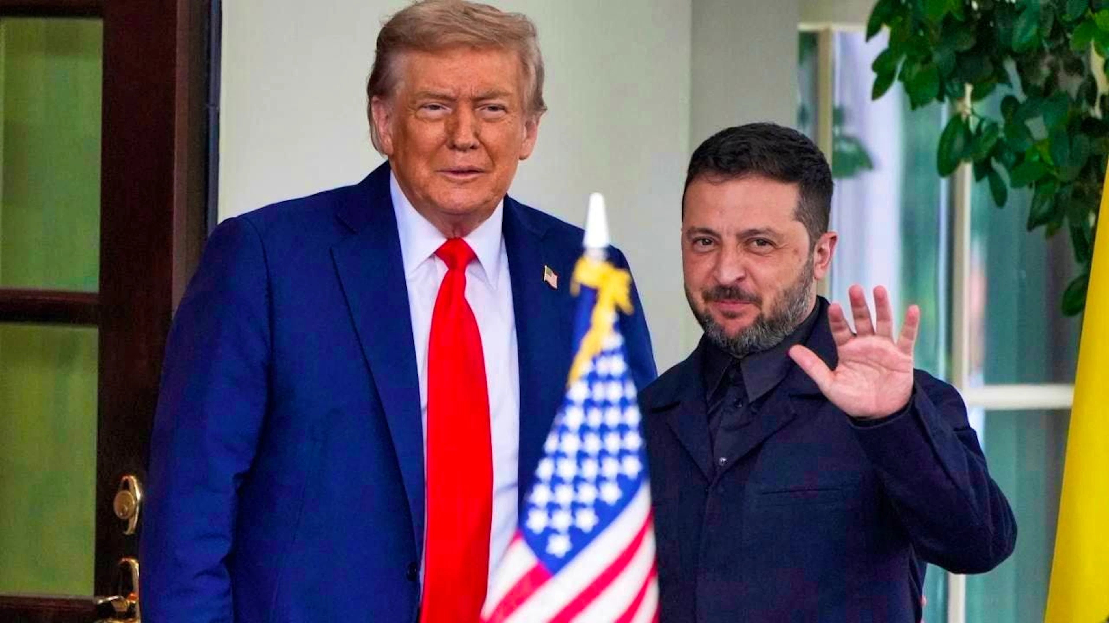 US President Donald Trump (l) greets Volodymyr Zelenskyi, President of Ukraine, on his arrival at the White House. Photo: Alex Brandon/AP/dpa