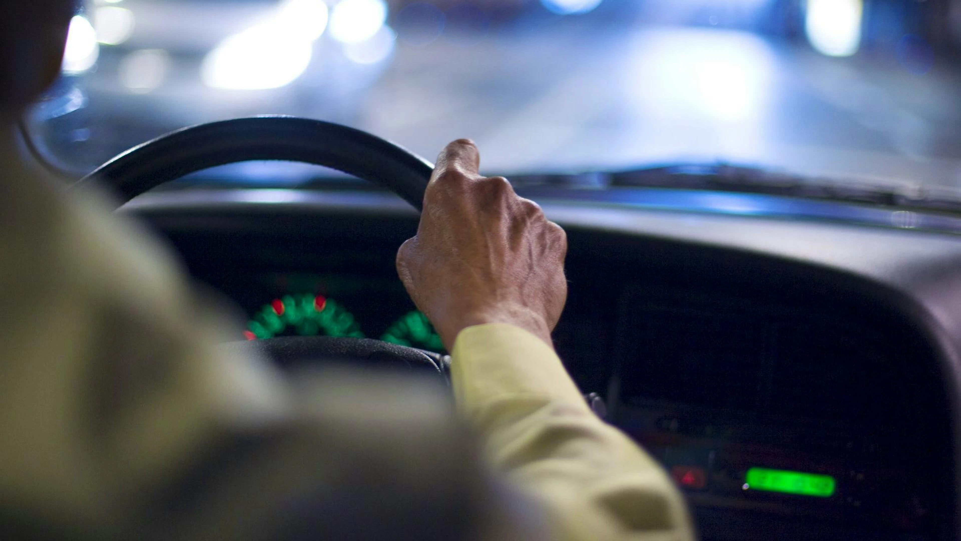 Ein 84-jähriger Autofahrer fuhr an der Schwyzer Sennenchilbi trotz abgesperrter Strasse im Schritttempo in eine Menschenmenge. (Symbolbild)