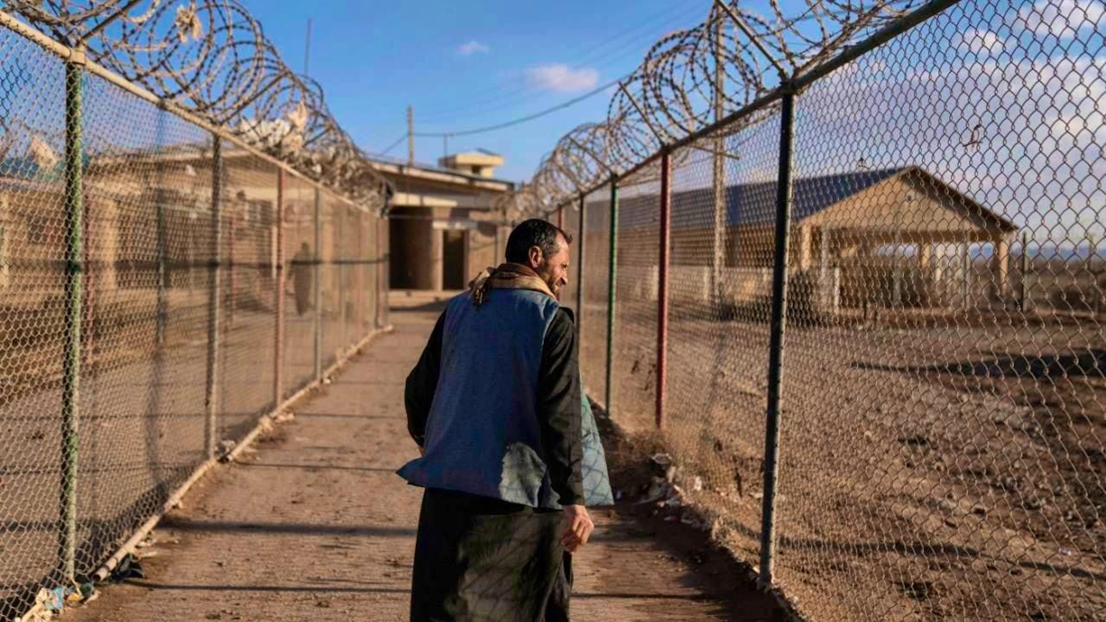 ARCHIVE - An Afghan man walks along the Afghan-Iranian border crossing at Islam Qala (archive photo). Photo: Petros Giannakouris/AP/dpa