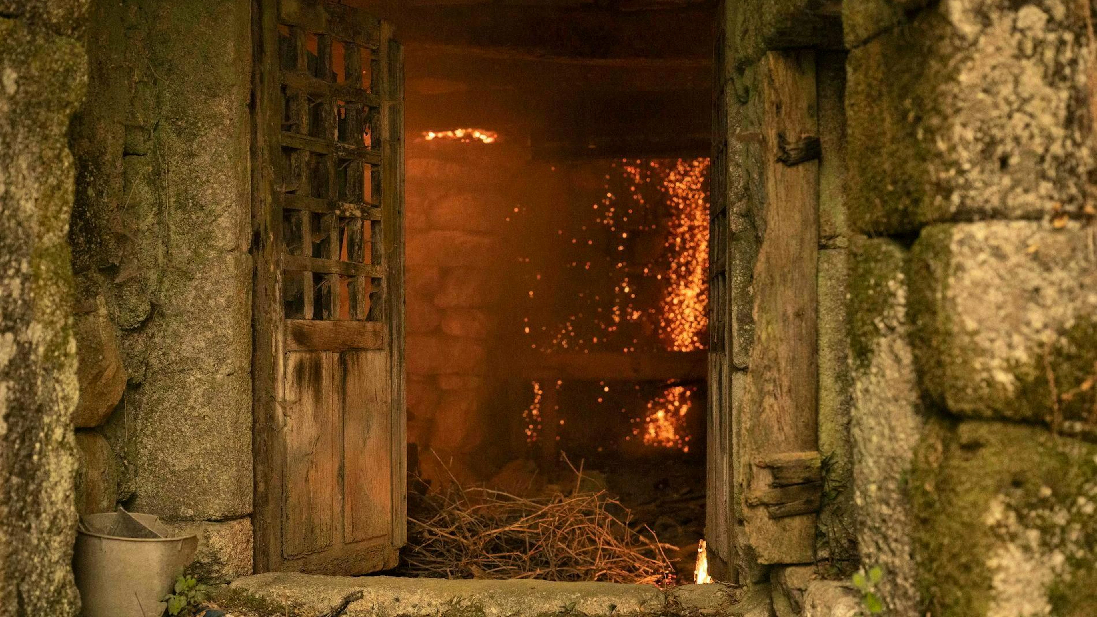 A forest fire has set a house on fire in Carballeda de Avia. The region in north-western Spain continues to struggle with large-scale fires.