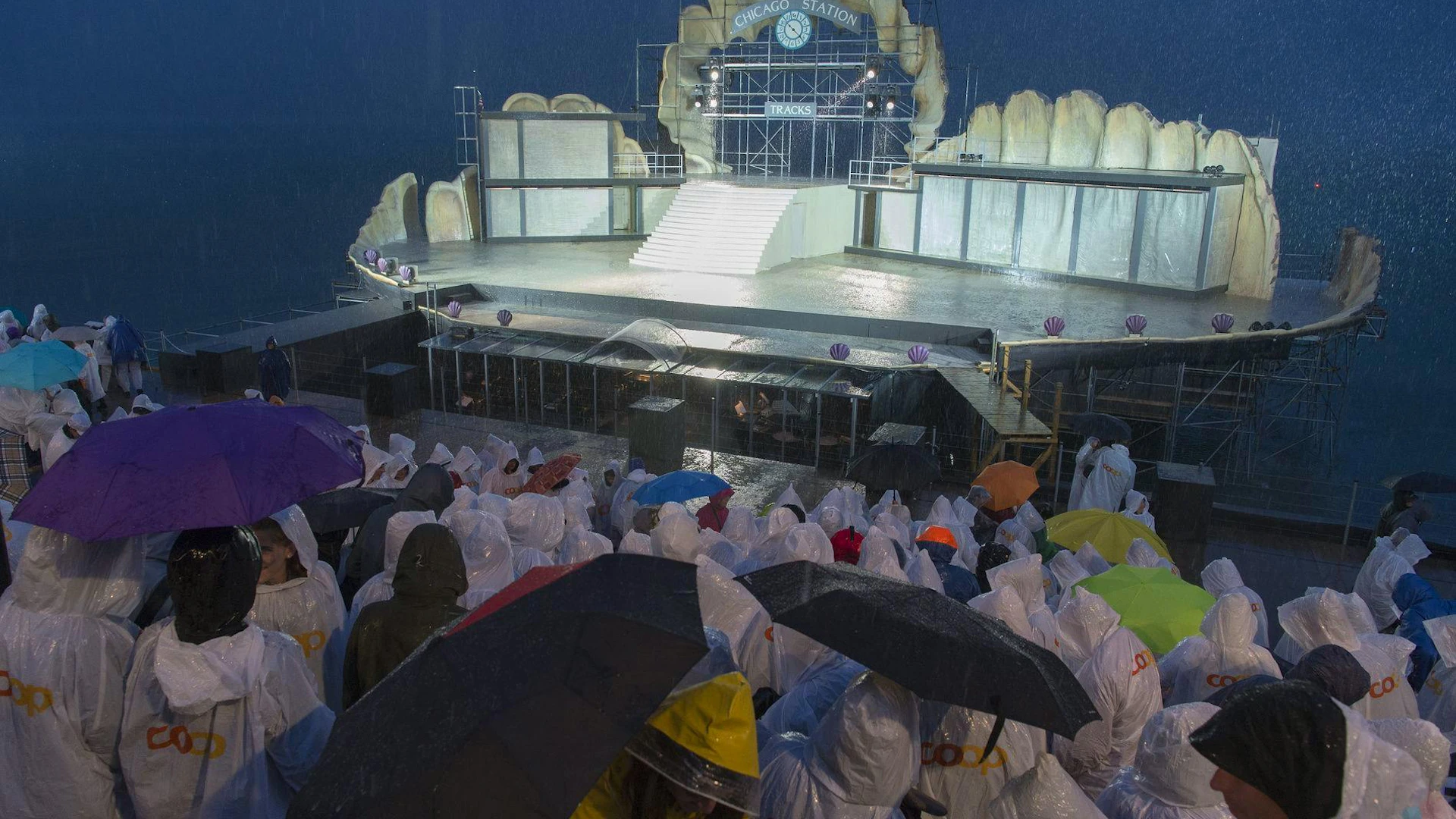 Das Bild aus dem Jahr 2016 zeigt: Bei Regen zücken viele Gäste den Schirm. Das OK hat letzten Samstag die Aufführung abgesagt, noch bevor das ganze Publikum auf der Tribüne war.