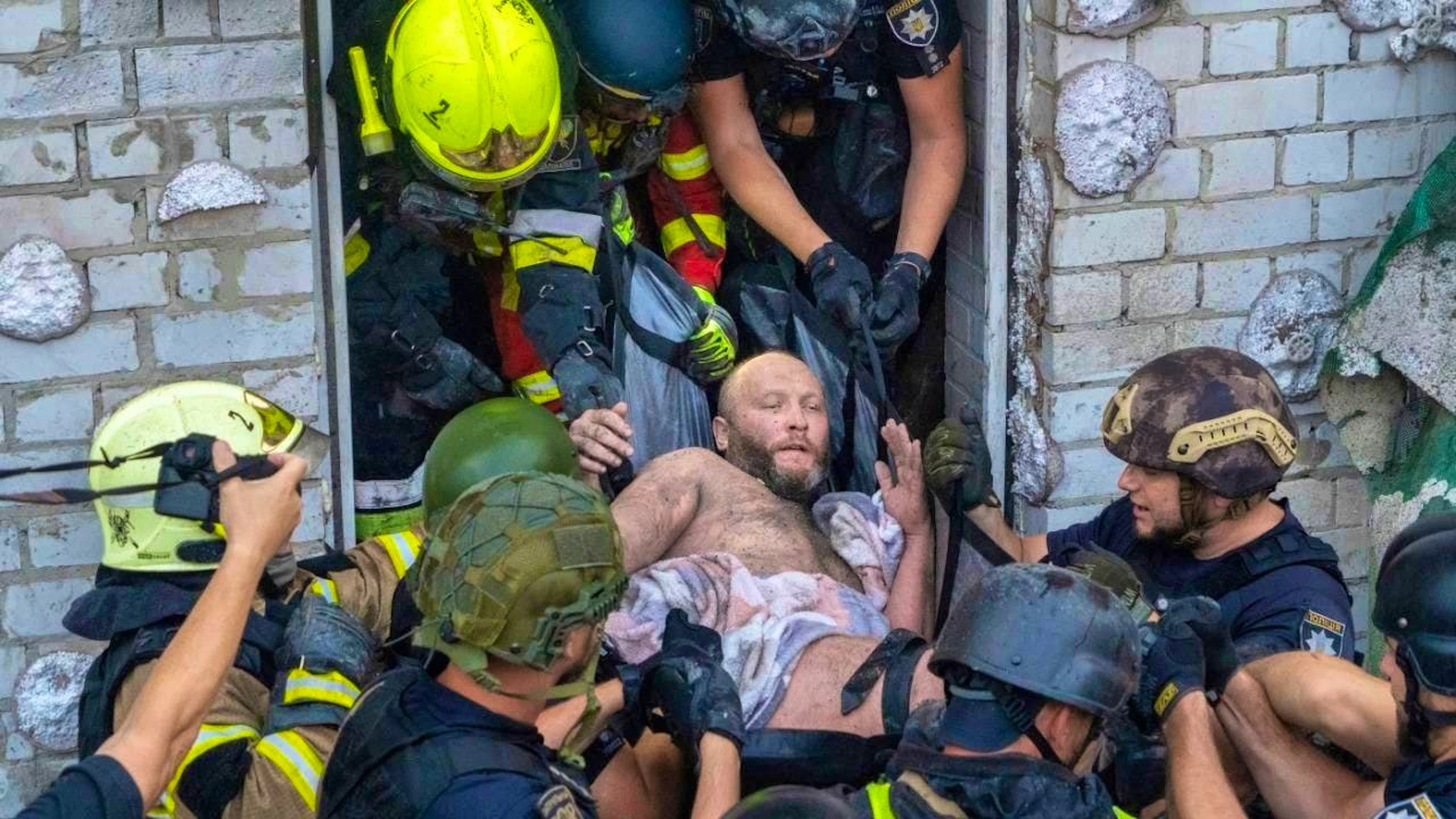 dpatopbilder - Rescue workers evacuate an injured civilian after a residential building was hit by a Russian missile attack in Kharkiv on Monday. Photo: Andrii Marienko/AP/dpa