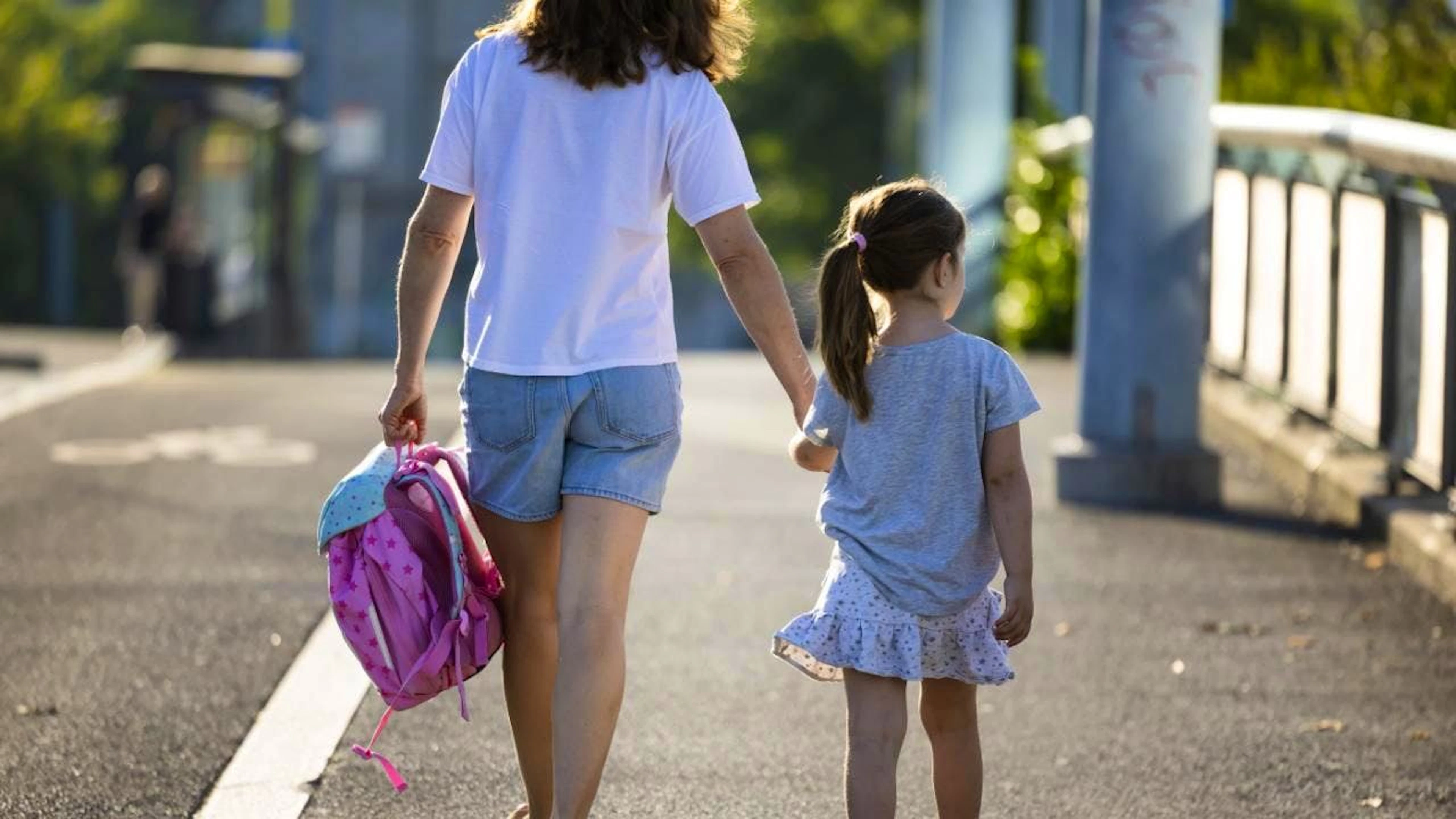 Le famiglie temono pesanti conseguenze sui bambini costretti a cambiare sistema scolastico.