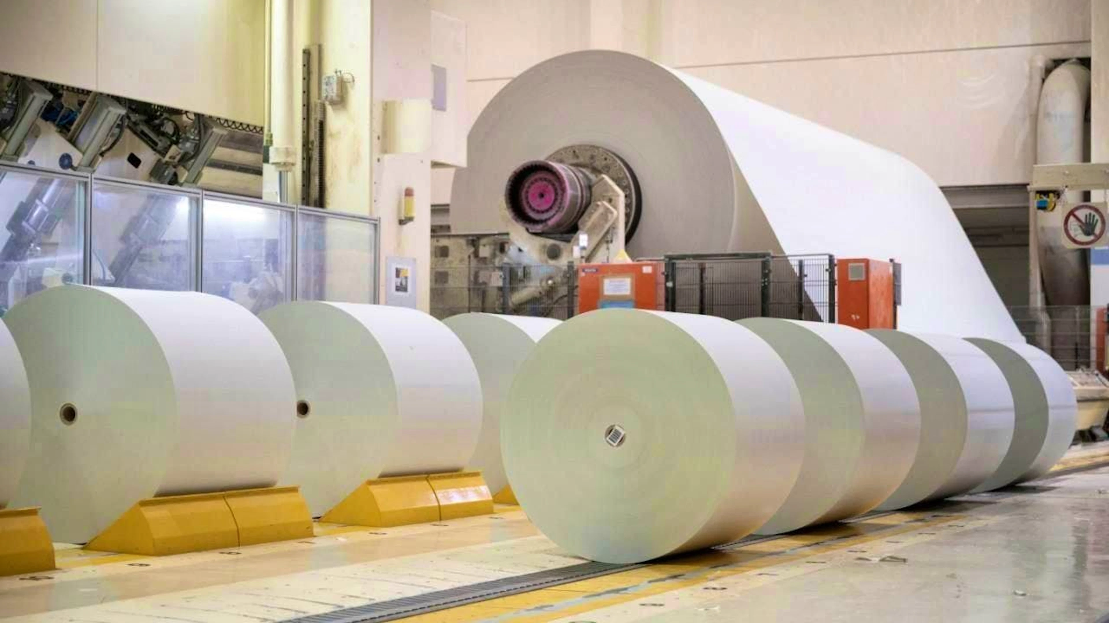 Production in the paper and wood industry also fell in the second quarter. (archive picture)