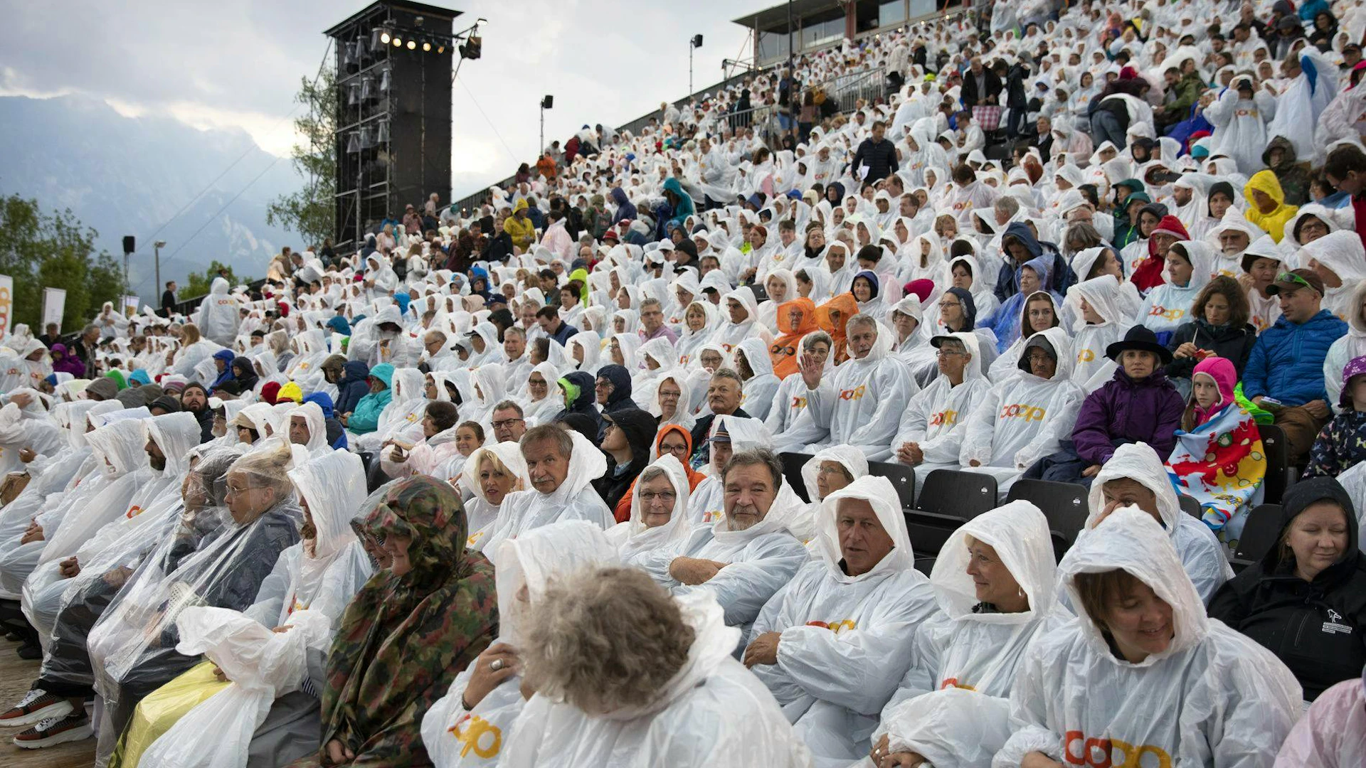 Fans der Thunerseespiele wissen, dass man auf der Tribüne mit einer Regenpellerine nicht schlecht bedient ist. Das Foto zeigt das Publikum im Jahr 2019.