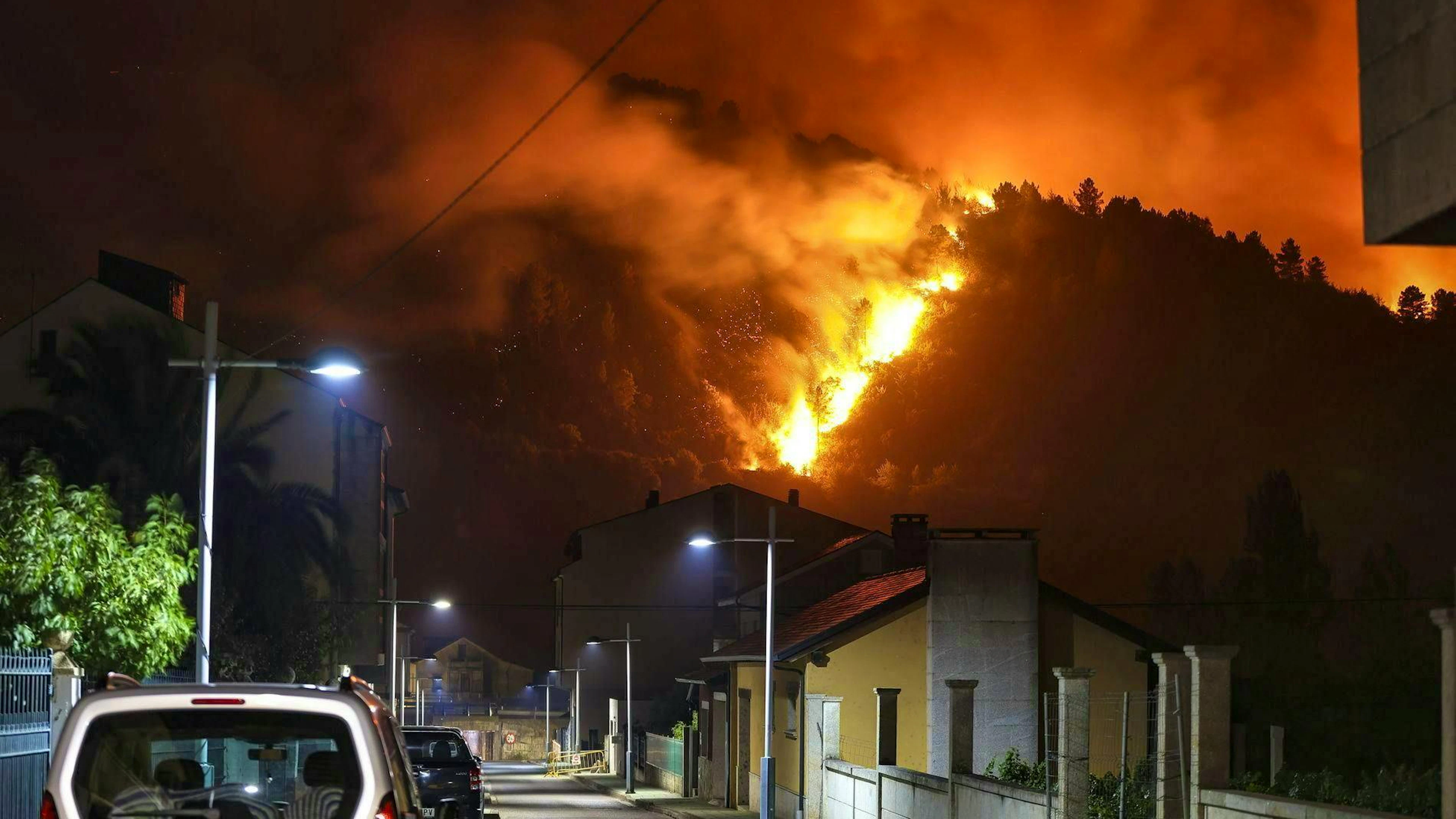 On August 18, 2025, a forest fire rages in Vilamartín de Valdeorras in Galicia. Several fires continue to affect different provinces of Spain after thousands of hectares have already burned across the country.