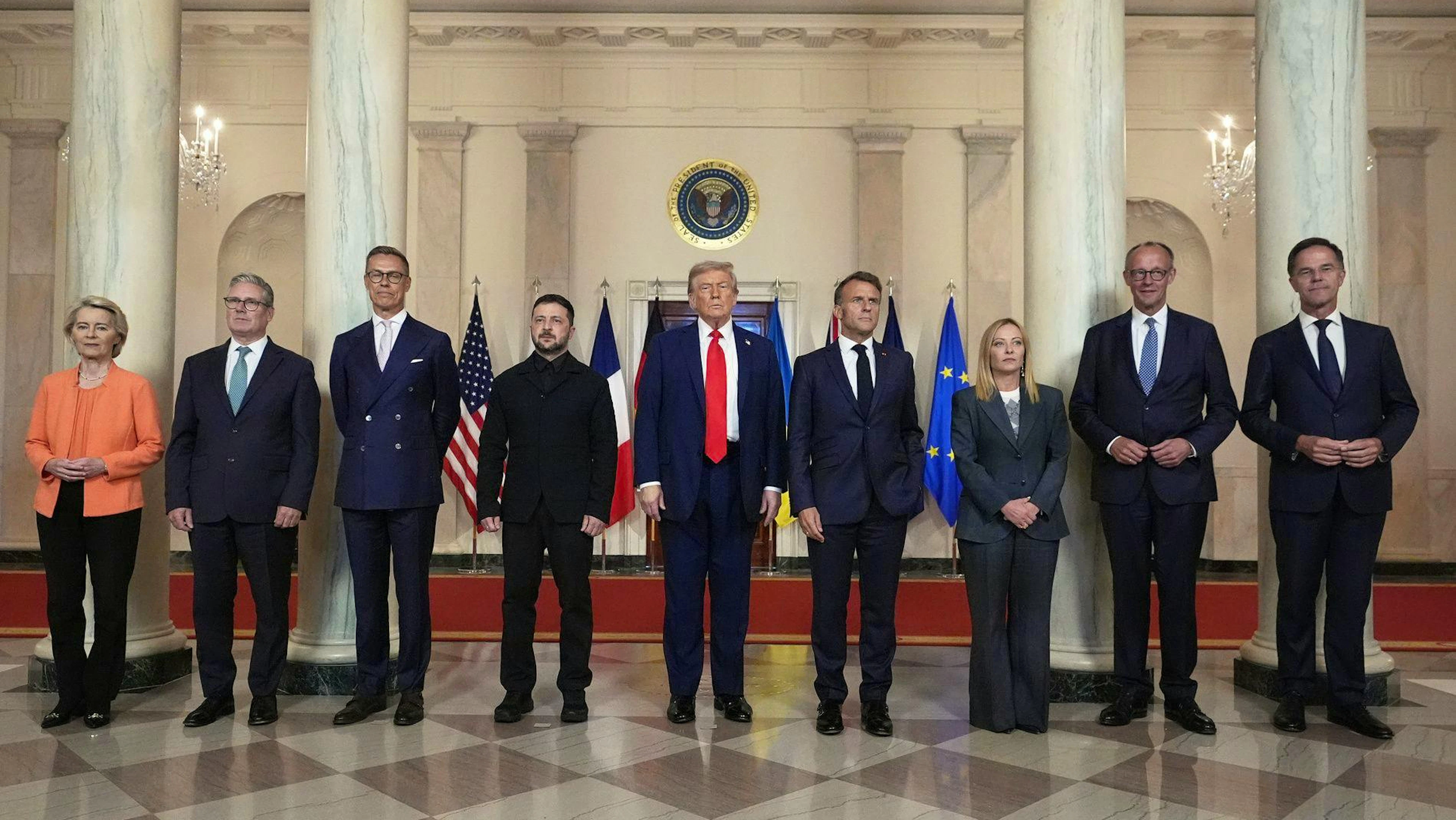 Die Präsidentin der Europäischen Kommission Ursula von der Leyen, der britische Premierminister Keir Starmer, der finnische Präsident Alexander Stubb, der ukrainische Präsident Wolodymyr Selenskyj, US-Präsident Donald Trump, der französische Präsident Emmanuel Macron, Italiens Premierministerin Giorgia Meloni, der deutsche Bundeskanzler Friedrich Merz und NATO Generalsekretär Mark Rutte (v.l.n.r.).