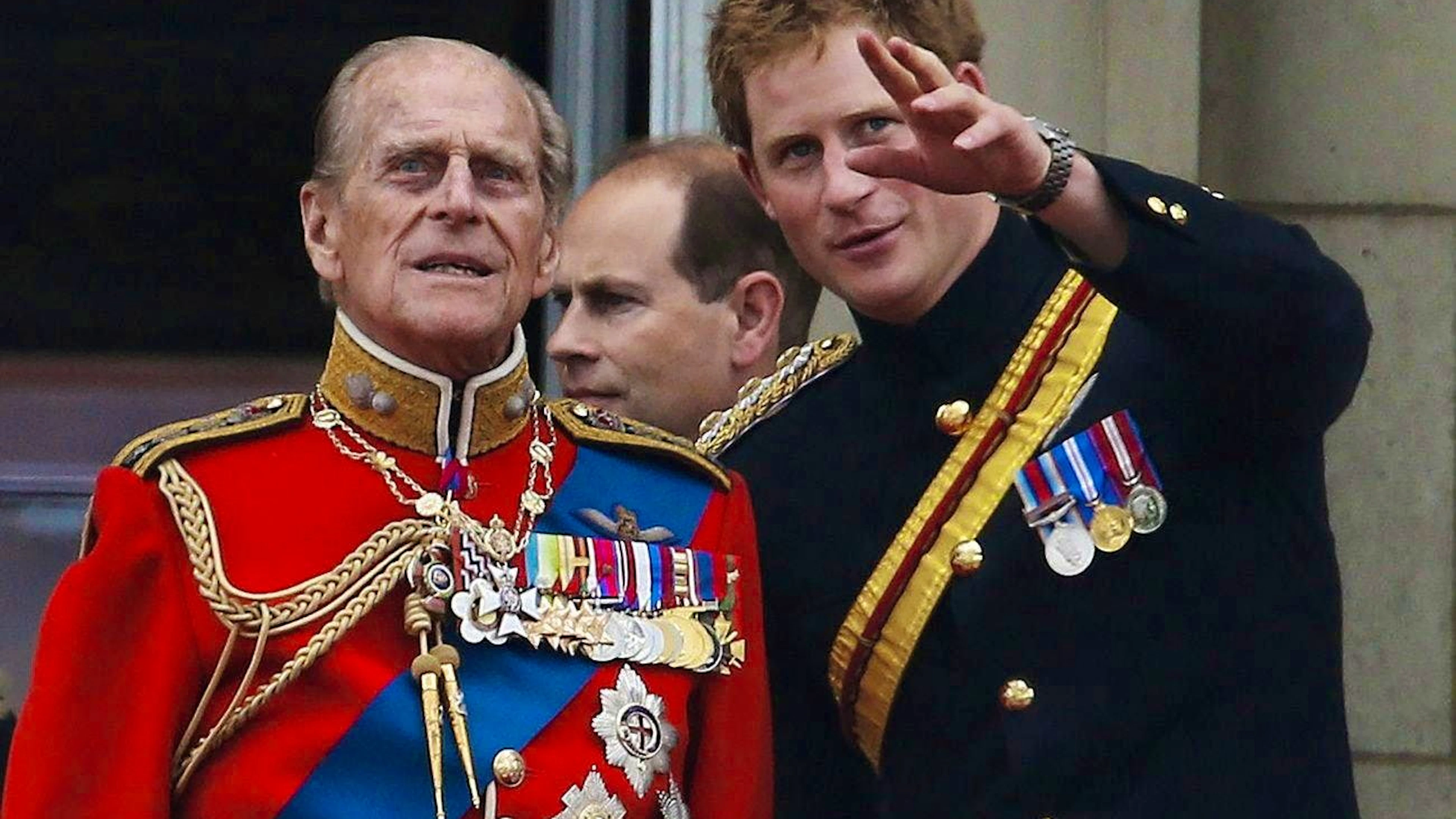 Il principe Harry (a destra) avrebbe avuto un rapporto stretto con il nonno, il principe Filippo. Qui i due nel 2014.