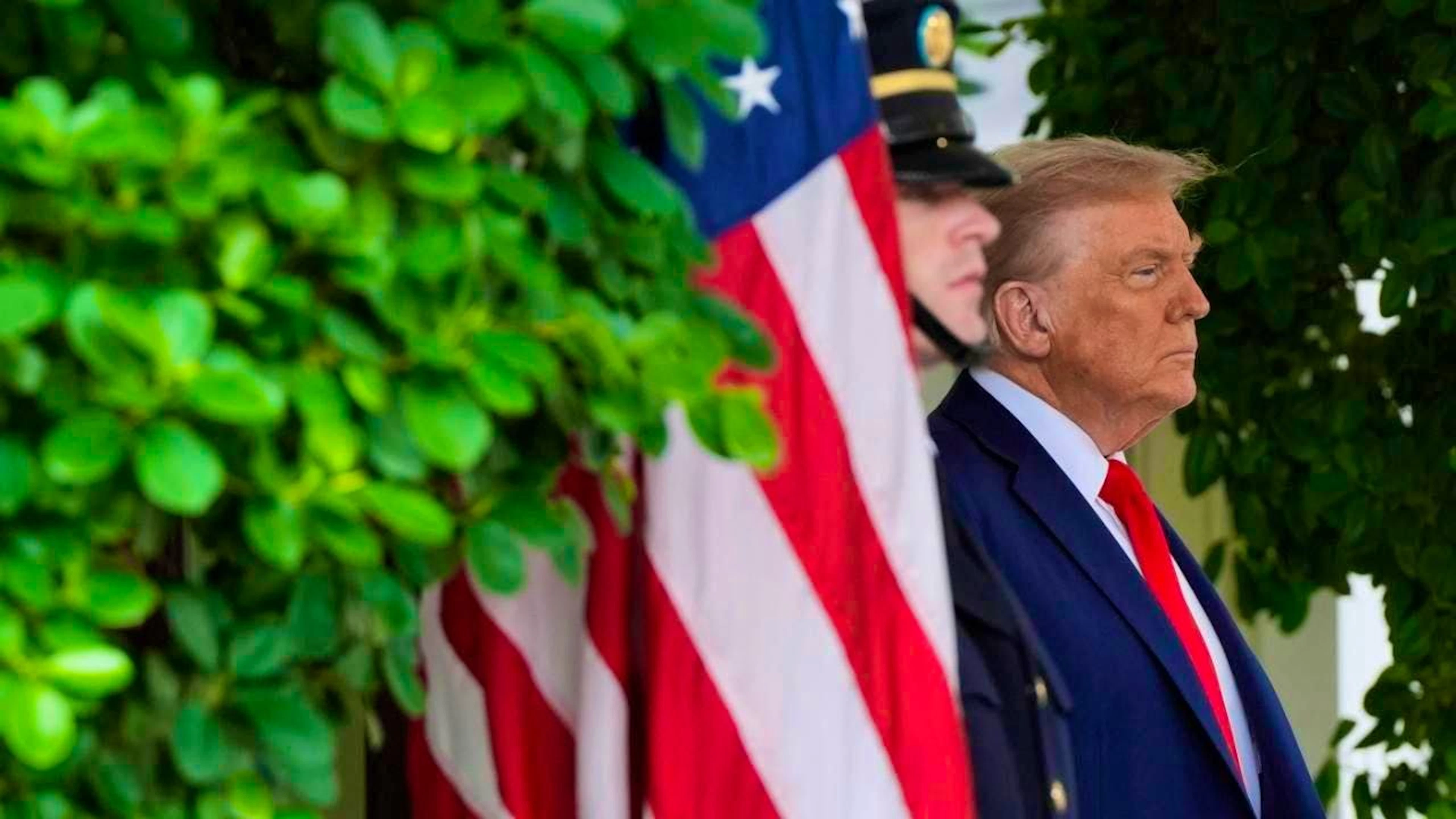 US President Donald Trump waits for the arrival of Selenskyj, President of Ukraine, in front of the White House. Photo: Julia Demaree Nikhinson/AP/dpa/Archive image