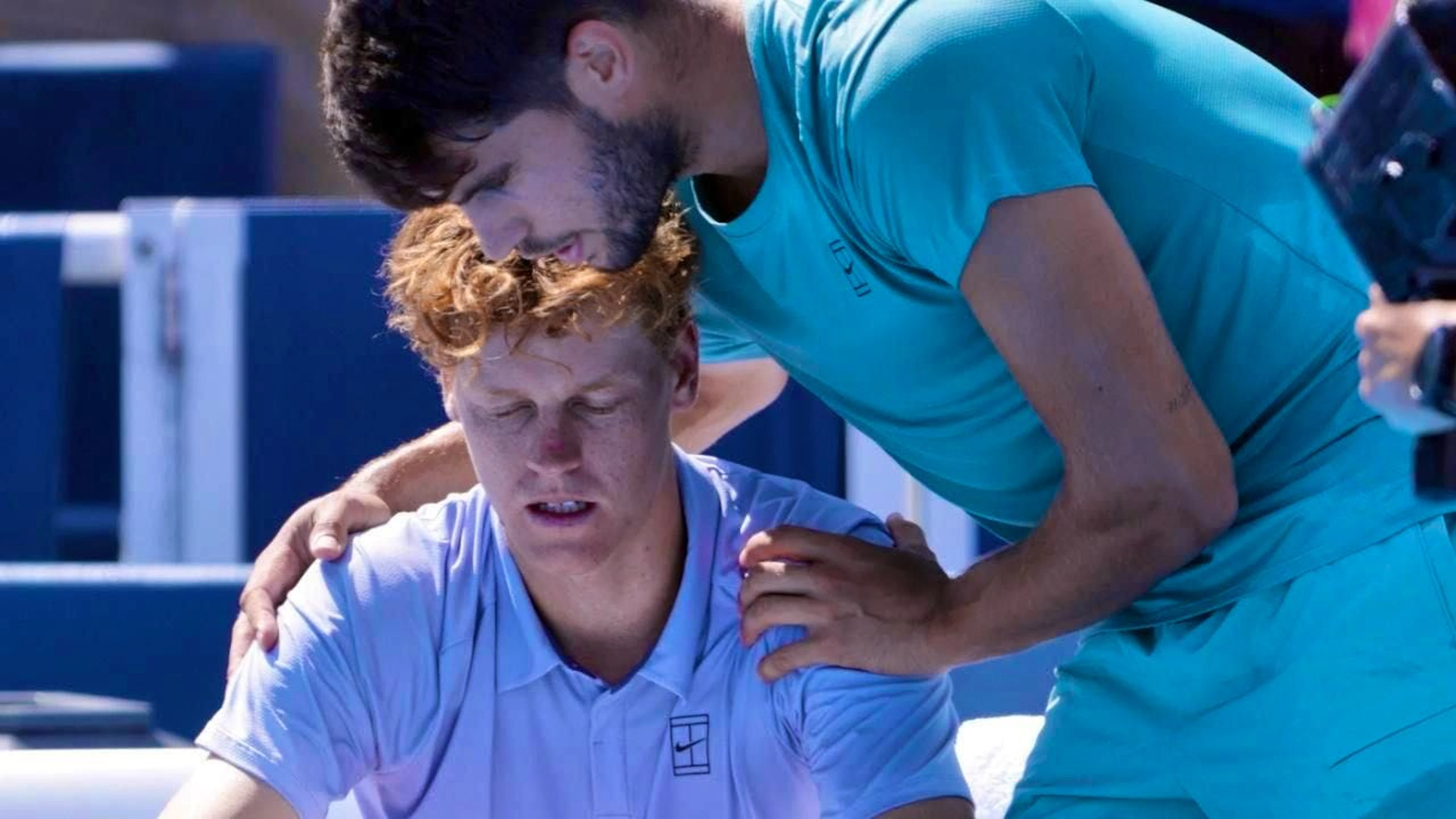 Completely exhausted, Jannik Sinner (l.) has to retire in the final in Cincinnati against Carlos Alcaraz