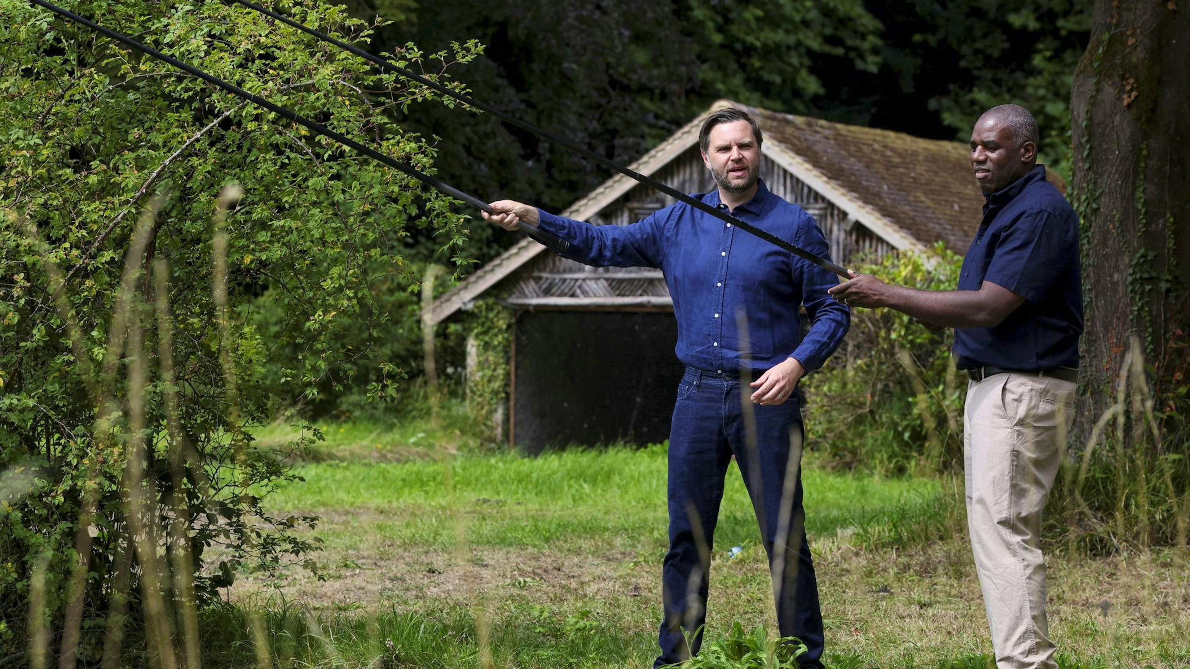Il vicepresidente americano J.D. Vance durante la battuta di pesca col ministro degli esteri britannico David Lammy (foto d'archivio).