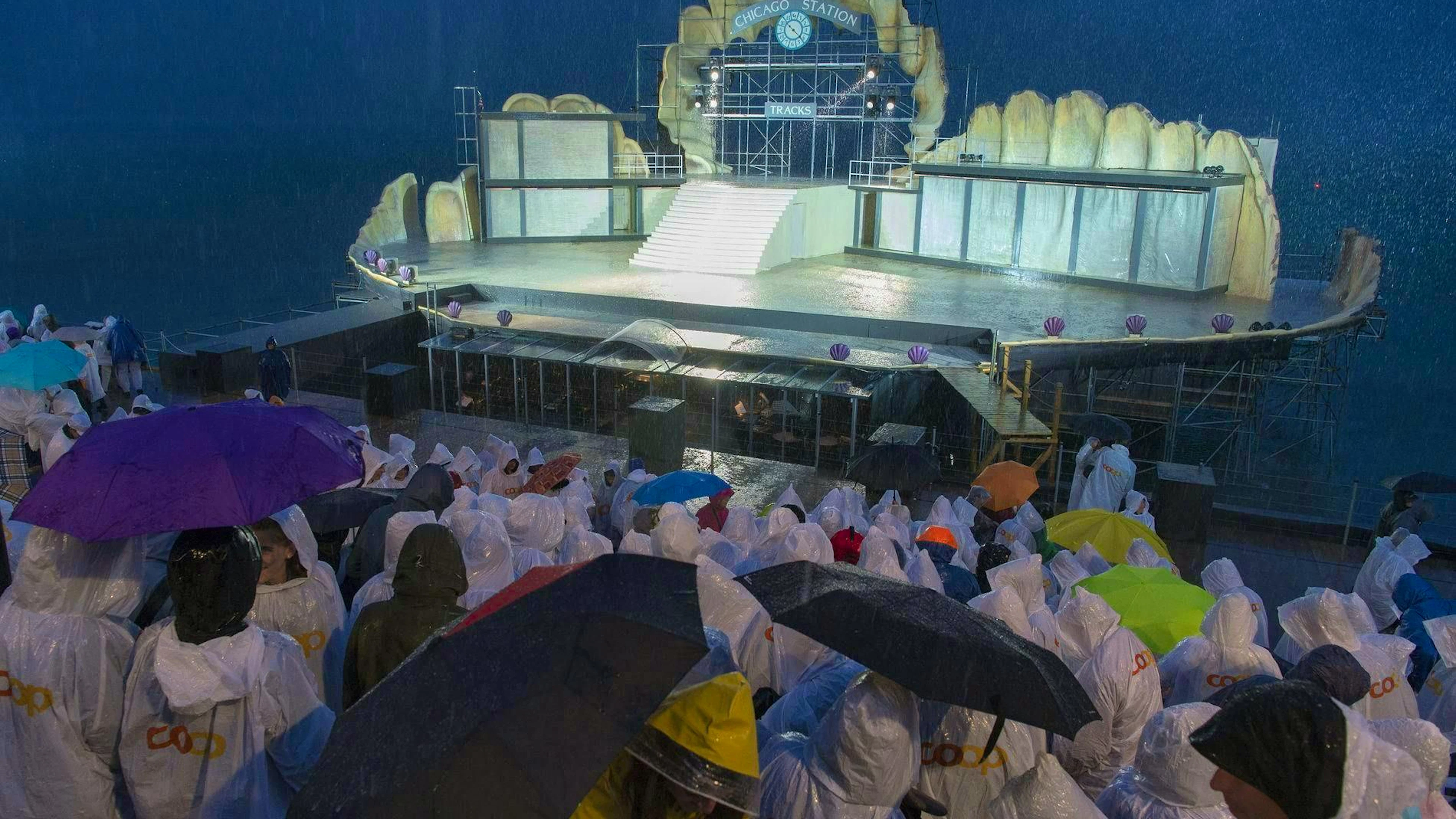 The picture from 2016 shows: When it rains, many guests pull out their umbrellas. The OC canceled the performance last Saturday, even before the entire audience was in the stands.