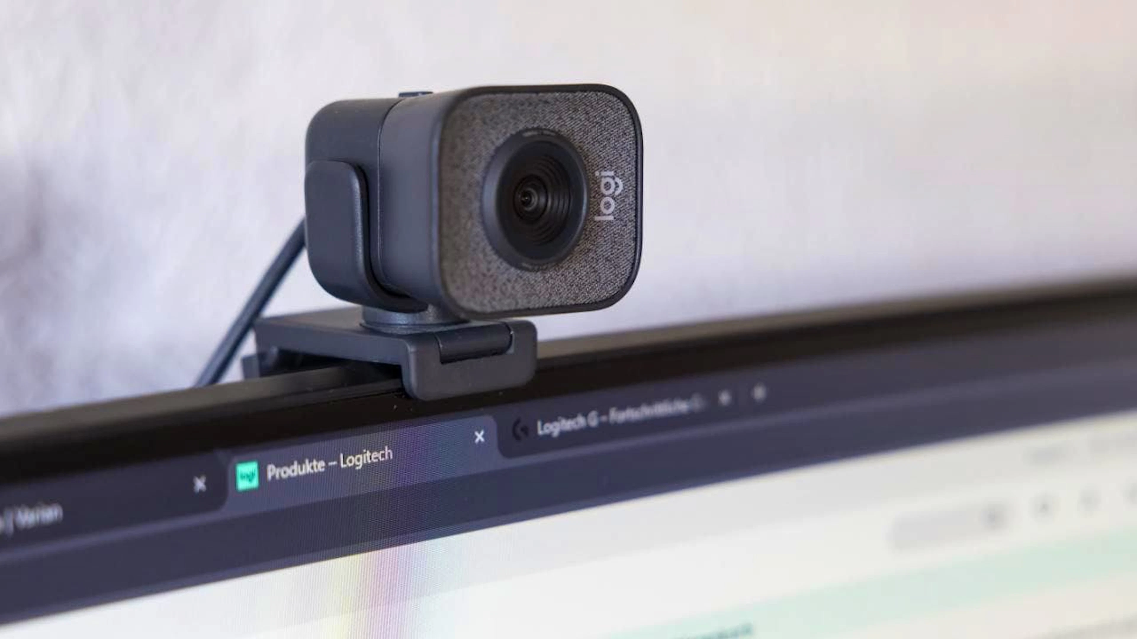 La telecamera nascosta era stata scoperta da una delle impiegate.