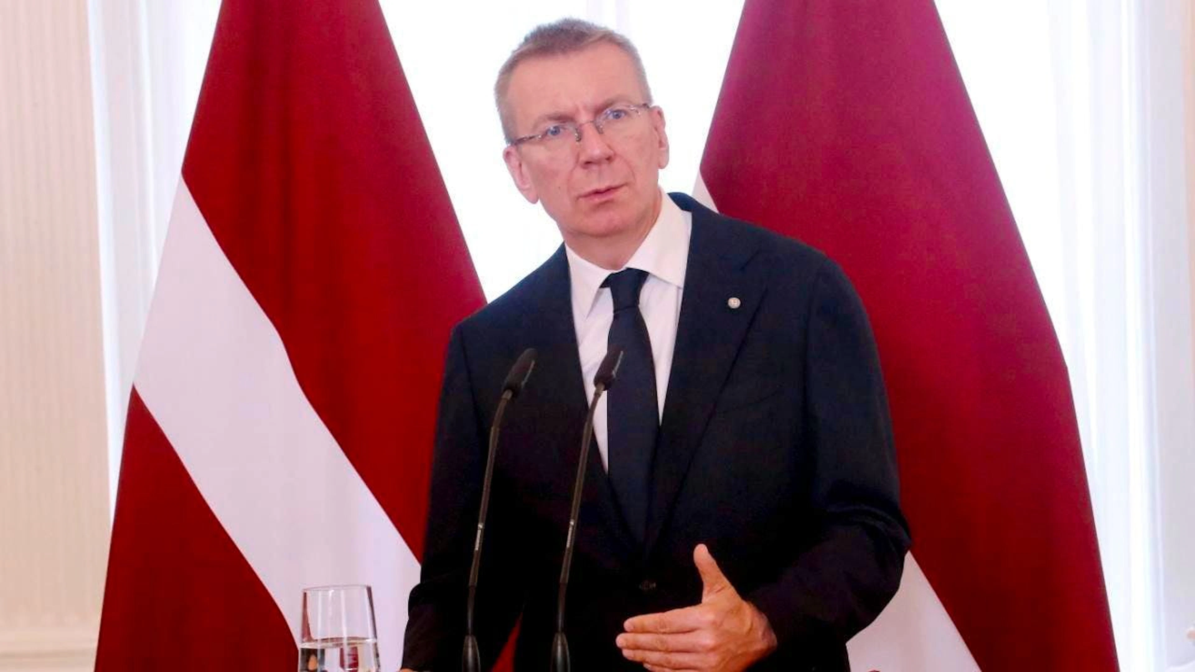 Lettlands Präsident Edgars Rinkevics  mahnt zu mehr Tempo bei der Befestigung der Grenze zu Russland und Belarus an. (Archivbild)