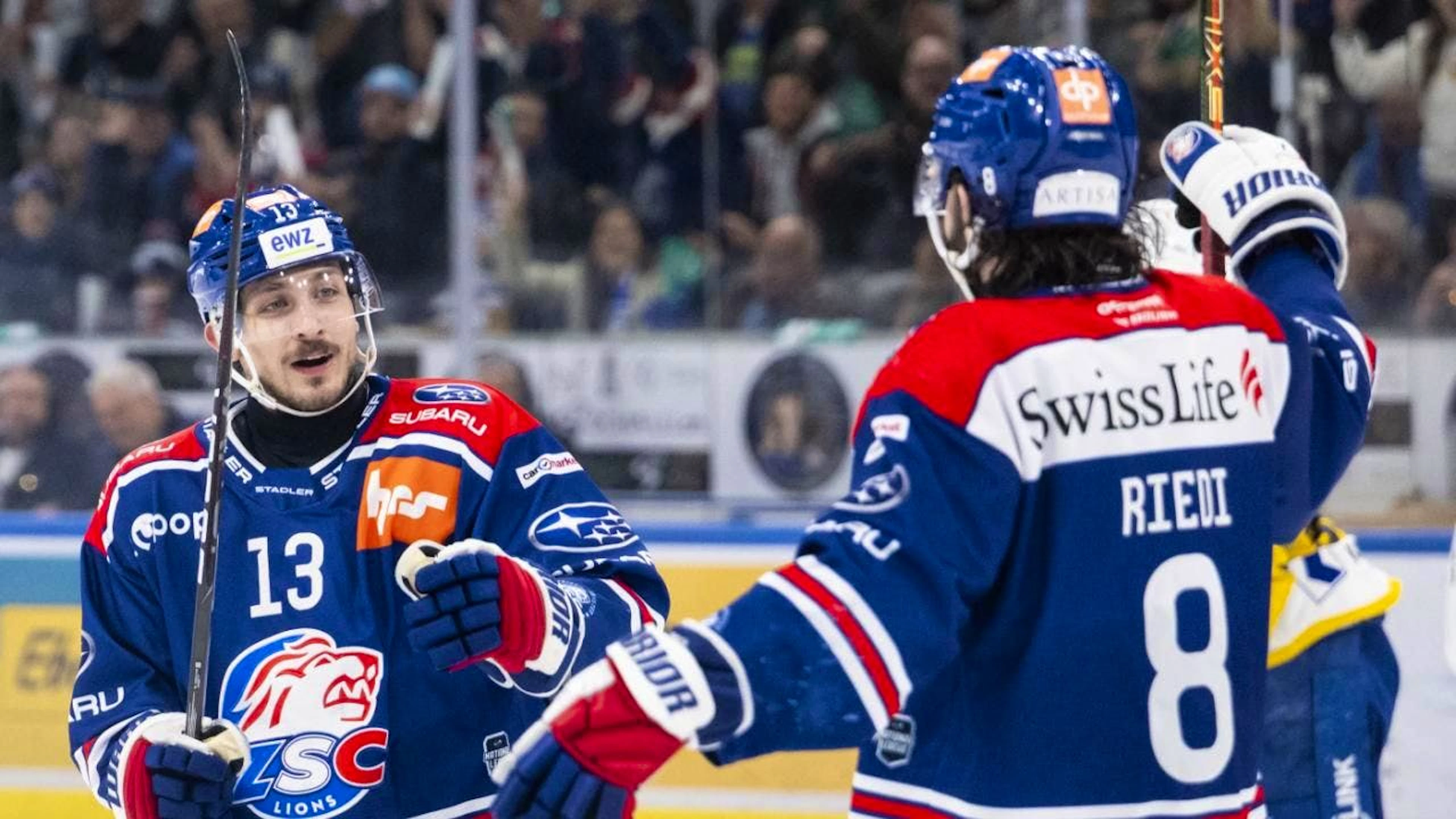 Justin Sigrist (links) jubelt mit seinem ZSC-Teamkollegen Willy Riedi über ein Tor