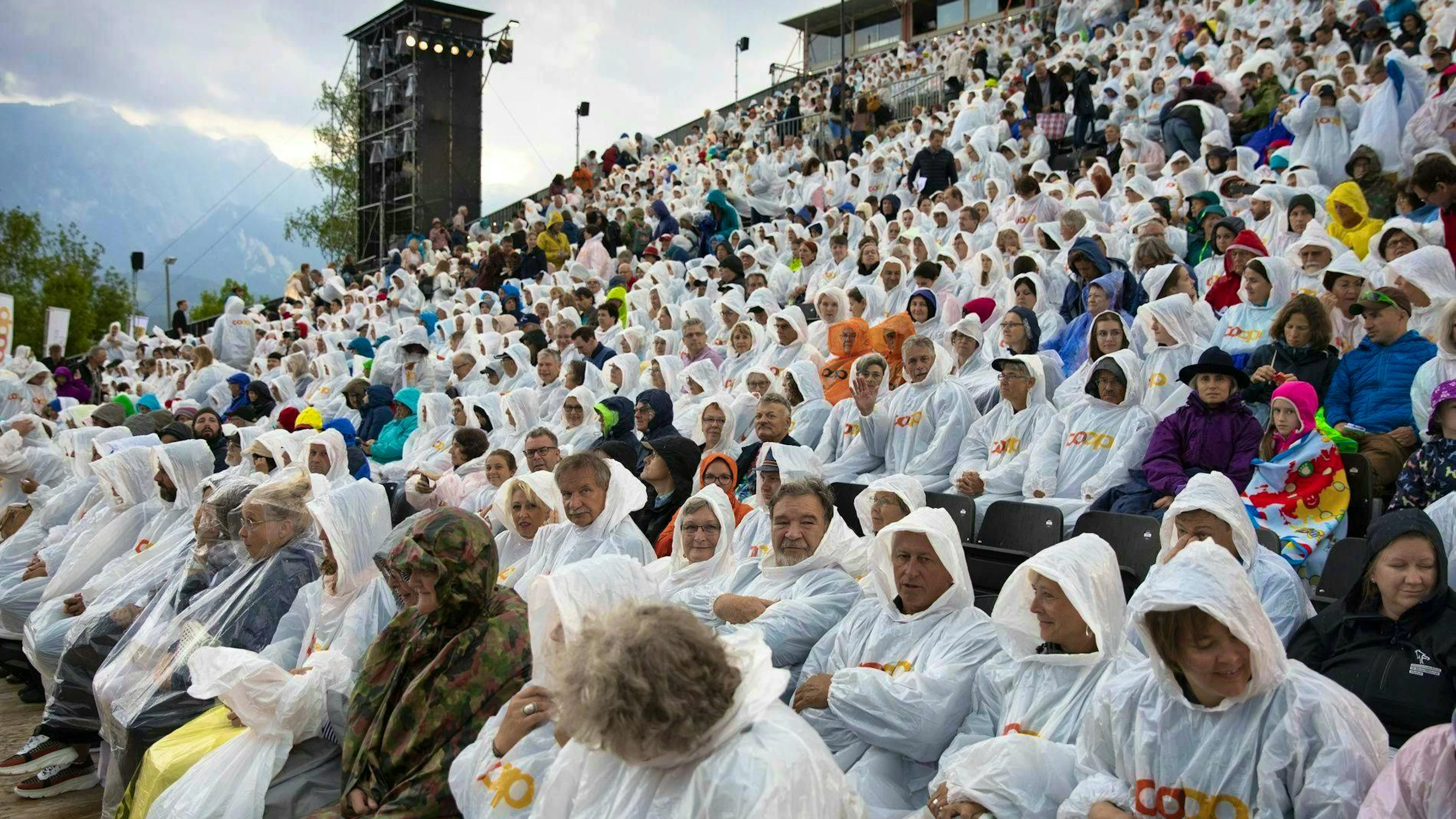 Fans of the Lake Thun Games know that a rain propeller in the stands is not a bad idea. The photo shows the audience in 2019.
