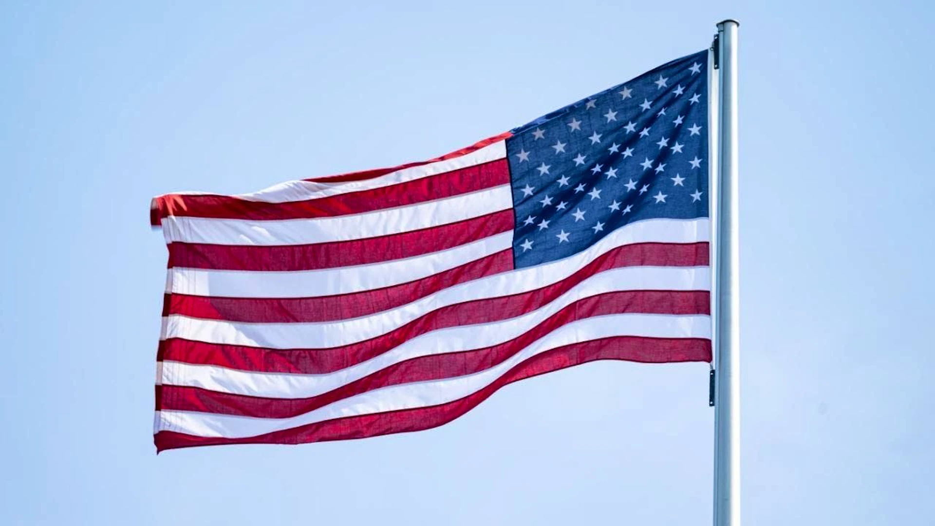 ARCHIV - Die Flagge der USA weht, hier an der US Botschaft in Berlin. Foto: Fabian Sommer/dpa/Archivbild