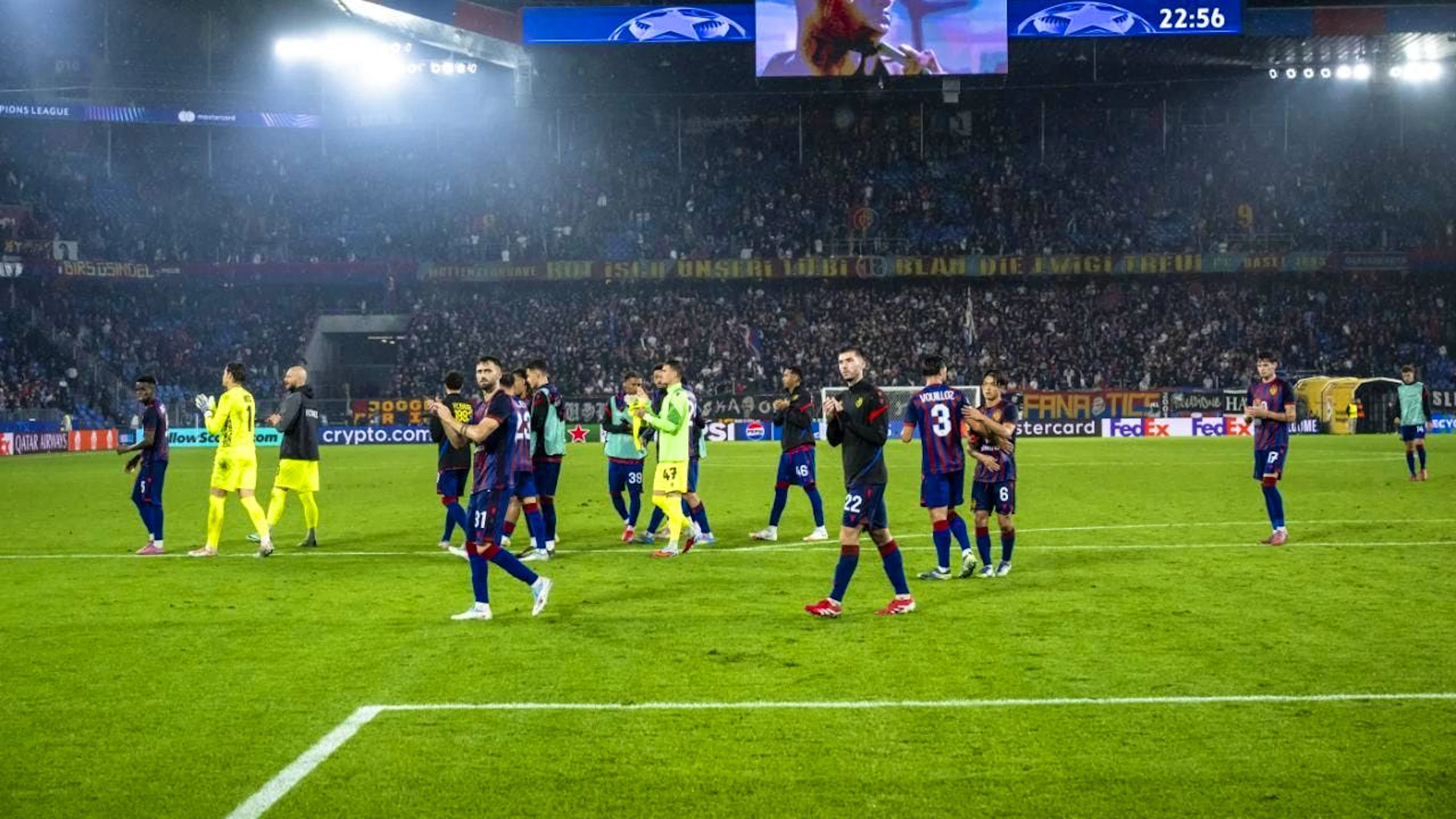 Die Spieler des FC Basel verabschieden sich nach dem 1:1 gegen Kopenhagen vom Publikum