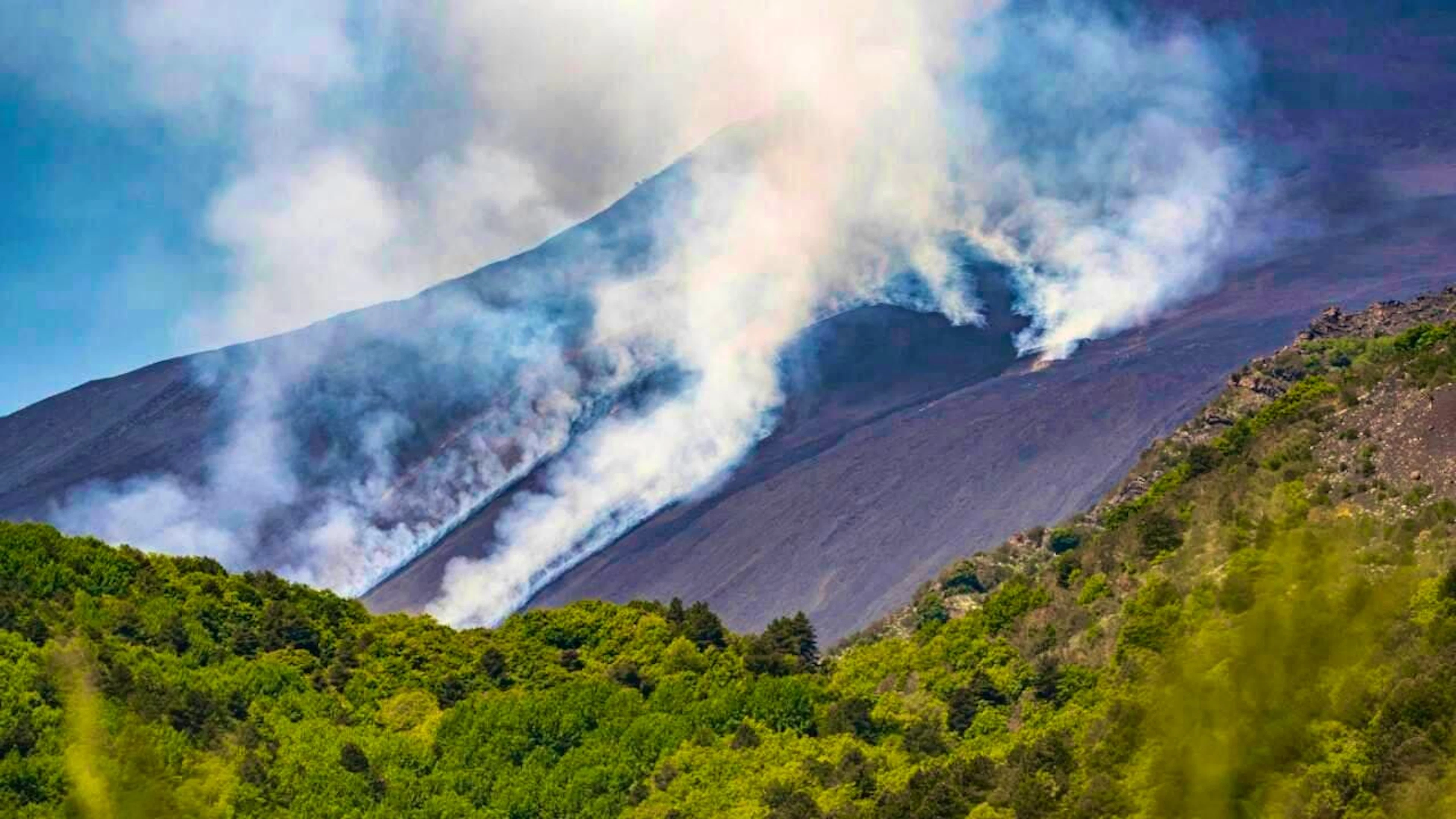 ARCHIVE - Plumes of smoke over the volcano Etna on the Italian Mediterranean island of Sicily. Photo: Giuseppe Distefano/AP/dpa/Archive image