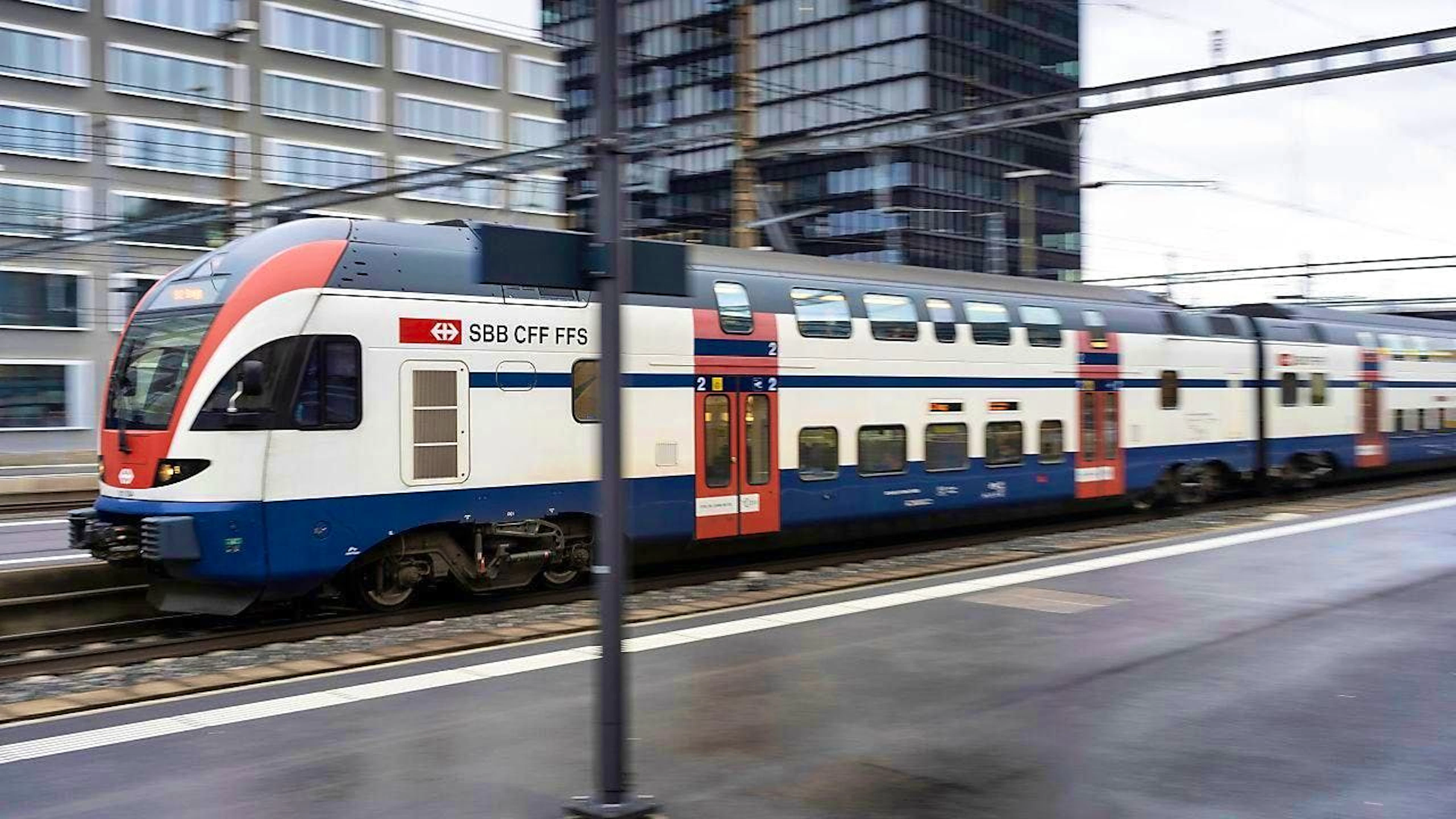 A man attacked passengers at random. (symbolic image)