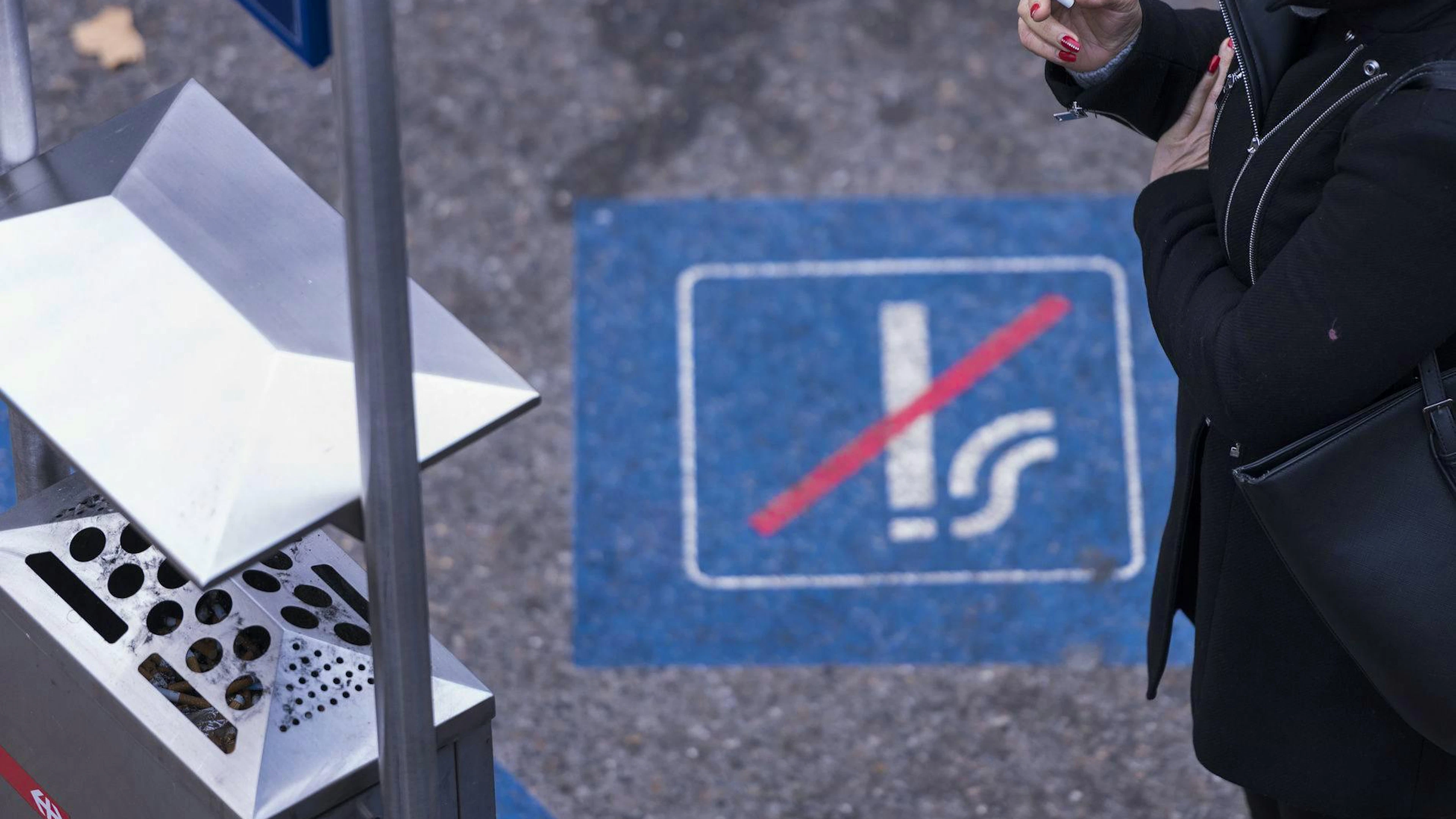 Rauchen am Bahnhof ist künftig nicht mehr so einfach möglich. (Symbolbild)