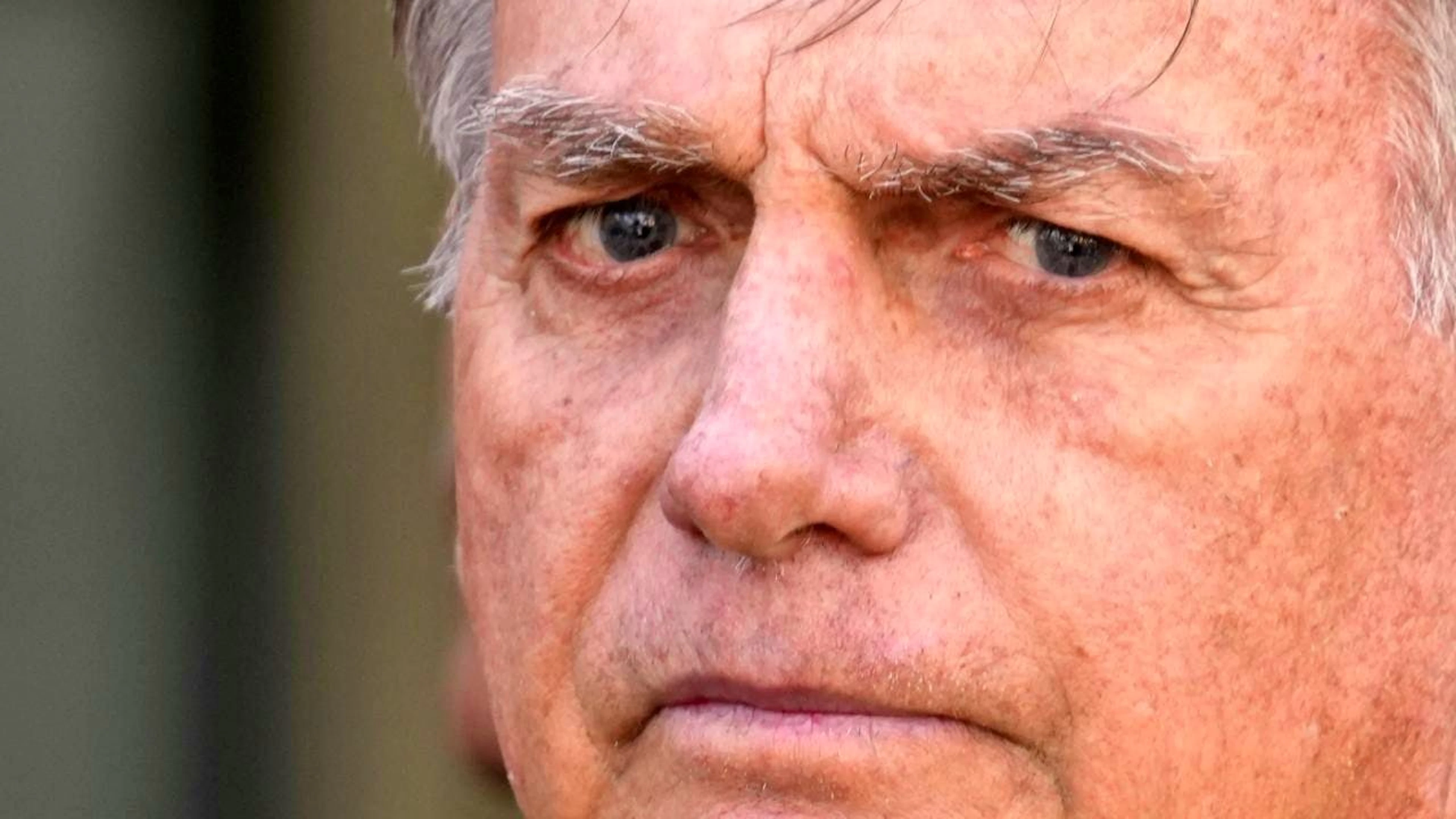 ARCHIV - Brasiliens ehemaliger Präsident Jair Bolsonaro, der vorübergehend aus dem Hausarrest entlassen wurde, um sich medizinisch untersuchen zu lassen, verlässt ein Krankenhaus in Brasilia. Foto: Eraldo Peres/AP/dpa/Archivbild