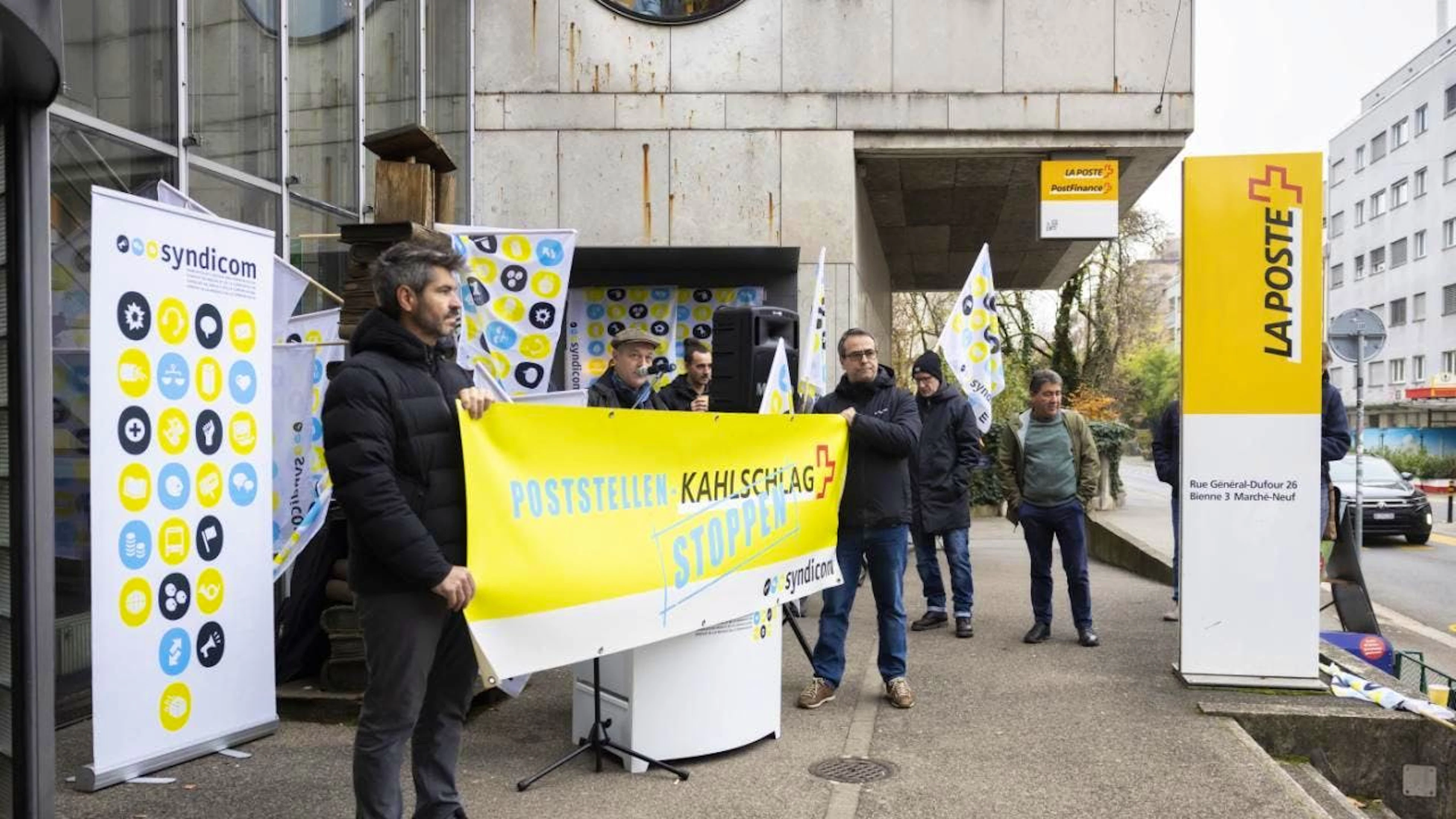 Es ist nicht das erste Mal, dass die Gewerkschaft Syndicom die Schweizerische Post wegen eines Stellenabbaus kritisiert. Das Bild zeigt eine Protestaktion im vergangenen November in Biel. (Archiv)