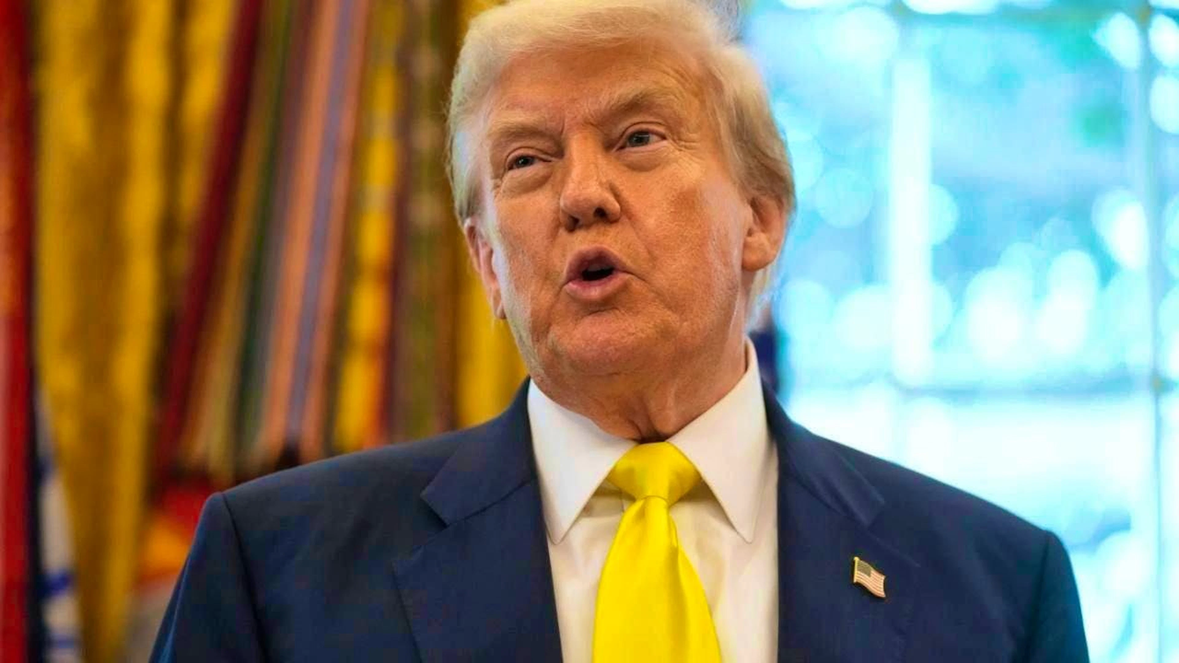 ARCHIVE - US President Donald Trump talks about the economy in the Oval Office of the White House. Photo: Mark Schiefelbein/AP/dpa