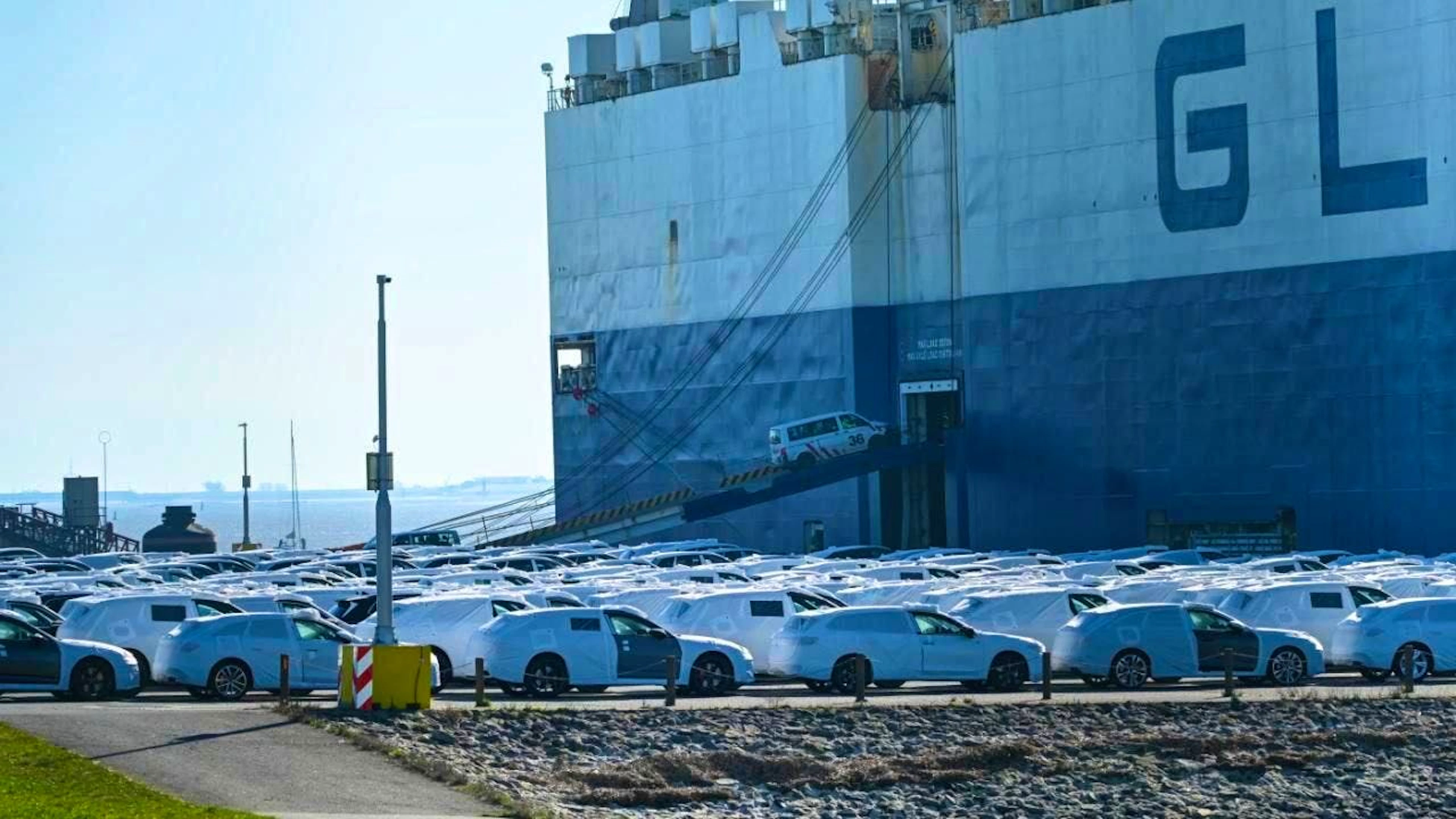 Following the meeting between Trump and von der Leyen at the end of July, car manufacturers in the EU have so far waited in vain for the hoped-for tariff reductions. However, this is now set to change. In the picture, new Volkswagen and Audi cars are ready for loading at the port in Emden. (archive picture)