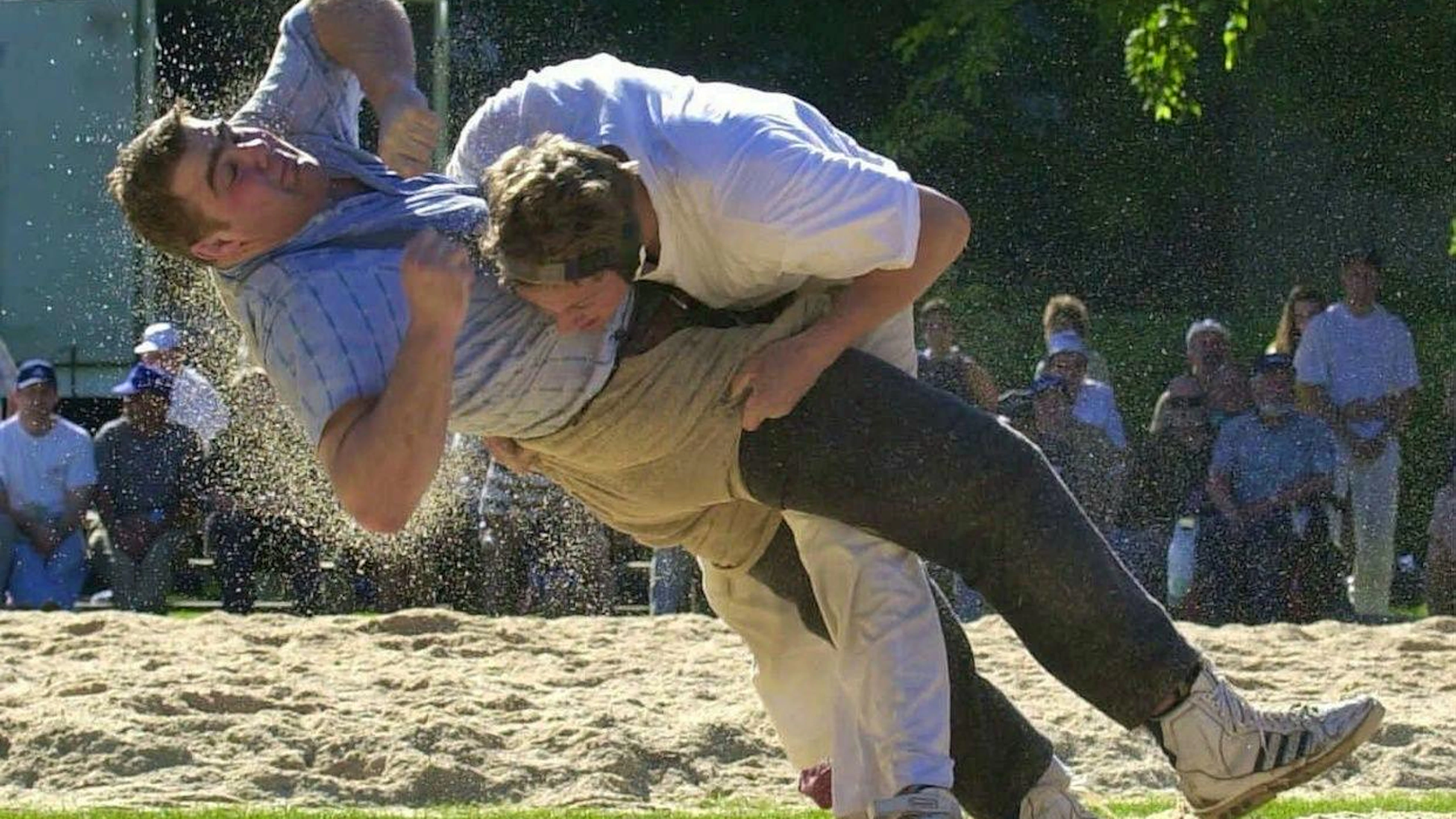 Ein Bild aus dem Jahr 2000: Stefan Strebel (im Edelweisshemd) in Aktion.