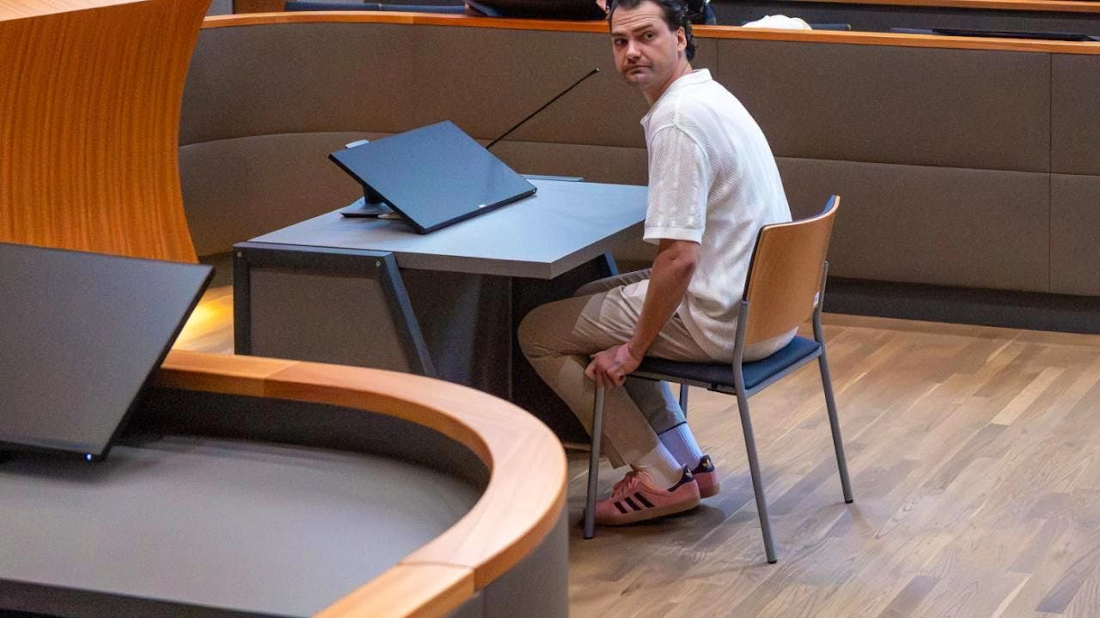 dpatopbilder - Schauspieler und Reality-TV-Darsteller Jimi Blue Ochsenknecht sitzt vor Prozessbeginn wegen mutmaßlich schweren Betrugs im Landesgericht Innsbruck. Foto: Expa/Johann Groder/APA/dpa