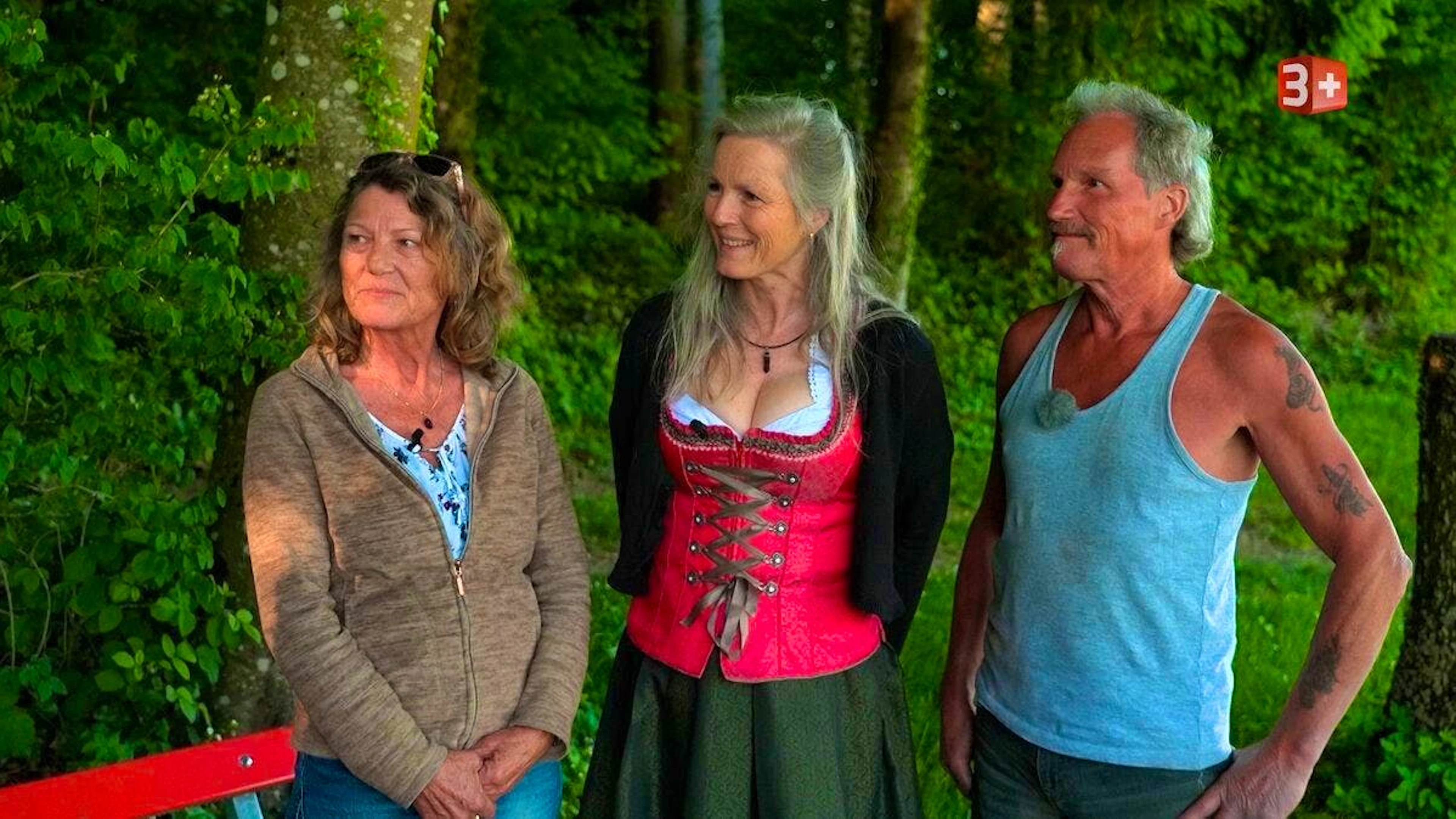 Karin (left) and Regula have mixed reactions to the bareback action. They take on the dating adventure and court Jonny. And a third candidate is soon to join them. Uii, uii, uiii!
