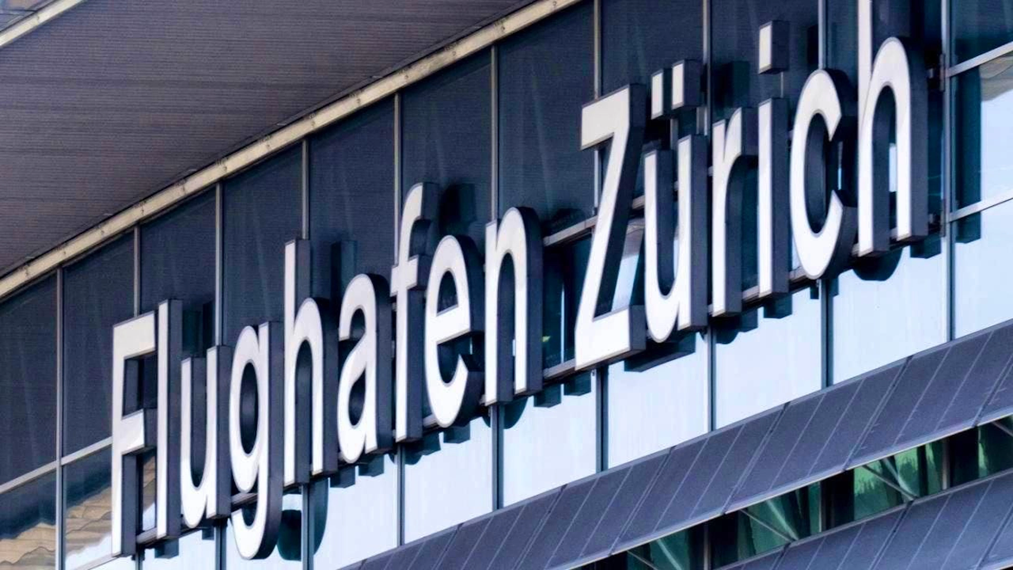 Employees of the ground handler Airline Assistance Switzerland (AAS) at Zurich Airport went on strike on Friday afternoon. (symbolic image)
