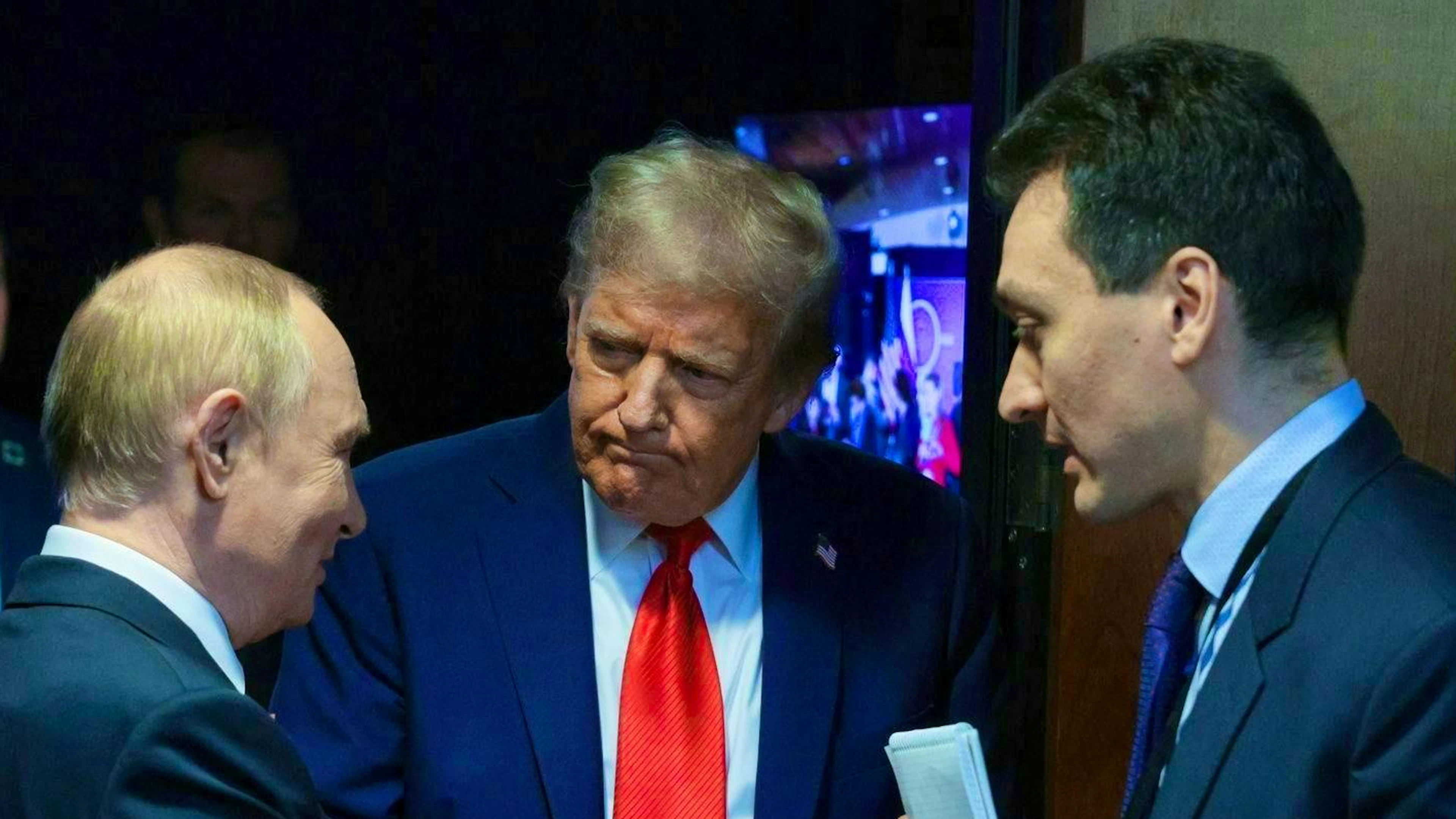 All just a misunderstanding? Vladimir Putin (left) and Donald Trump (center) in conversation on August 15 in Anchorage, Alaska.